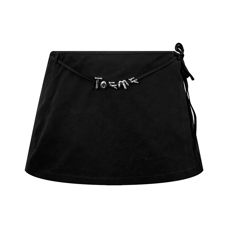 NO:947374,Women's Loewe monogram metallic shorts skirt, custom-made cotton silk crepe, draped and stiff, comfortable and close to the skin. Matte black laying base, deep and soft, minimalist color matching to create a sense of urban relaxation. LOEWE  Coral texture letter nails are embellished on the waist, eye-catching and full of recognition. The wrapped three-dimensional splicing design, overlapping panels create staggered layers, and the side ropes are tied casually to define the relaxation. It adopts a high-waisted micro-A short-cut version, the waist is lifted up to shrink the waist and abdominal fat, and cleverly optimizes the waist-hip gap. It is short but not exposed, restrained and full of neat femininity. A decorative style gives a sense of luxury, and the overlapping degree interprets effortless fashion. 1.  The logo is hand-stitched. All 5 independent metal letters are manually blind-stitched at fixed points. A slight gap is left on the webbing to retain the natural curvature and not stretch into a straight line. 2. Oblique texture counter-lock cutting. Use oblique grain cutting, manually calibrate the entire fabric texture and lock-stitch to shape, lock the original drape texture of the fabric, and the texture is coherent and symmetrical. Accessories Customized 1:1 Loewe letter alloy Customized 1:1 Loewe zipper Customized 1:1  Loewe Trademark Fit Fit Size 36 38 40 Style No. FF781,,loewe,skirts,shorts,19860909女款 Loewe 字母金属短裤裙 定制棉韵丝绉绸,垂坠挺括,舒适贴肤.哑光玄黑铺陈基底,深邃又柔和,极简配色演绎都市松弛感. LOEWE 珊瑚纹理字母钉缀于腰头,吸睛亮眼,辨识度拉满.包裹式立体拼接设计,交叠裁片构筑错落层次,而侧边绳带随性系结,松弛感随心定义.采取高腰微A短裁版,腰位上提收拢腰腹赘肉,巧妙优化腰臀落差,短而不露,克制又充满利落女人味.一饰定格奢感,交叠有度演绎不费力的时髦. 1. 标识手工缉缝 将5枚独立金属字母全定点手工暗缝,在织带上预留微量间隙,保留自然随形弧度,不绷成一条直线. 2. 斜向肌理对位锁裁 采用斜丝纹路下料,人工校准全片织物纹理并锁缝定型,锁住面料原生垂坠肌理,纹路连贯对称. 辅料 定制1:1 Loewe 字母合金 定制1:1 Loewe 拉链  定制1:1 Loewe 商标 版型 合身版型 尺码 36 38 40 款号 FF781,,loewe,skirts,shorts,,Men's clothing