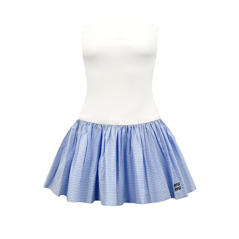 NO:947361,Women's MiuMiu logo plaid dress, custom-made blue and white Vichy fine plaid cotton poplin, and Yunrou cotton pit strip knitted fabric, crisp and drape, soft and waxy close-fitting, high elastic but not loose. Creamy milky white meets clear sky and foggy blue, all elements are warm and gentle, simple but with a girly atmosphere. Iconic Miu  The Miu logo is placed low on the skirt, which is highly recognizable and reveals the style of a wealthy girl. The upper piece adopts a flat tube top, which smoothly fits the chest line and naturally connects the pleated flower buds. The top and bottom loosening perfectly create a graceful hourglass silhouette. The structure shapes the proportions and the plaid pattern is used to set off the temperament, making it easy to wear the delicate and relaxed feeling of a wealthy girl. 1. Imported machine embroidery technology  Using advanced computer control systems and precision mechanical components, the iconic Miu Miu embroidery is precisely created with smooth and delicate lines and a full sense of sophistication. 2. The cylindrical seamless chest wrap is woven in one piece. Computer CAD programming controls the density in sections, and the coil densities of the upper edge of the chest wrap, the middle body, and the lower edge splicing position are independently set. The computer narrowing dense weaving method reduces the coils and tightens the ribs, naturally forming anti-slip curls, without the need for subsequent folding and sewing; 3. The accordion pleat waist straps are shaped  The special binding strips for the waist are wrapped and closed by professional pulling equipment. The cloth edges are wrapped tightly and plumply, combined with the elastic structure to form one piece, and the elasticity of the waistband is even. 4. Hand-made hairy edges. Hand-trimmed edges naturally soften the hairy hairs, weaken the stiffness of the edges, and make the edges of the fabric appear naturally hairy. Customized accessories 1:1 MiuMiu trademark Fit Slim fit Size 38 40 42 Styles  FF774,,miumiu,skirts,19860909女款 MiuMiu 徽标格纹连衣裙 定制蓝白维希细格棉府绸,以及云柔棉坑条针织布,挺括垂坠,软糯贴身高弹不松垮.凝脂乳白衔接晴空雾蓝,一素一清温润相融,简约却自带少女氛围感. 标志性Miu Miu标识低位错落于裙摆,辨识度十足,于细节处流露千金格调.上片采用平口筒型抹胸,平顺贴合胸廓线条,自然衔接抽褶花苞蓬摆,上紧下松完美造曼妙沙漏轮廓.以结构塑比例,以格纹衬气质,轻松穿出千金少女的精致松弛感. 1.进口机刺绣工艺 使用先进的计算机控制系统和精密的机械部件,精密打造标志性MiuMiu刺绣,线条流畅细腻,精致感拉满. 2.圆筒无缝裹胸一体织造 电脑CAD编程分段控密,裹胸上沿收口、中段主体、下沿拼接位三处线圈密度独立设定；电脑收针加密织法,线圈缩小、罗纹收紧,自然形成防滑卷边,无需后续折边车缝； 3.风琴褶束腰捆条定型 腰位专用捆条经专业拉筒设备一体包合收边,布边包裹紧实饱满,结合松紧结构一体成型,腰头弹力伸缩均匀. 4. 手工毛须散边 手工修边,自然形成柔化毛须,弱化边缘生硬感,让面料边缘呈现自然毛须. 辅料定制1:1 MiuMiu 商标  版型 修身版型 尺码 38 40 42 款号 FF774,,miumiu,skirts,,Men's clothing