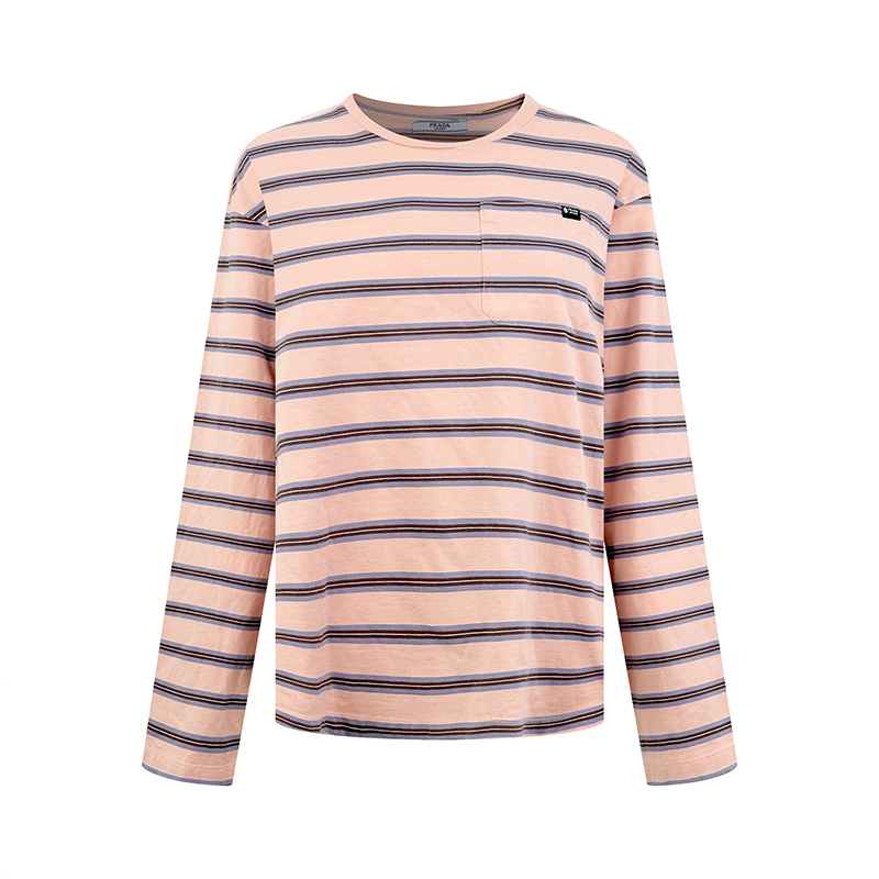 NO:947351,Women's Prada logo striped long sleeves, custom-dyed vintage floral yarn-dyed jersey cotton, delicate and smooth, soft and skin-friendly. Soft matt peach powder is used as the base, mixed with elegant periwinkle blue thin strips to soften the sweetness, and is layered with dark brown lines to outline the layers, giving it a retro and calm high-end texture.  The iconic Prada label is embellished on the breast pocket, condensing brand recognition. The stripes are arranged in a balanced and orderly manner, and the color levels are soft and restrained. It adopts a loose straight version with slightly dropped shoulders, arcuate high and low hem cuts at the front and rear, and the lengthening at the back subtly modifies the waist and hip lines, making it lazy and casual without losing a sense of exquisite proportions. The stripes have their own style, gentle circles, and a girlish and elegant feeling. 1. Infrared positioning cutting machine  The precise positioning of materials is achieved through infrared emitters and infrared receivers, and the accuracy can reach the micron level, thereby meeting the effect of high-precision cutting of alignment and striping. 2. Positioning and fraying. Many parts of the garment body are worn and worn by pure manual regular positioning and manual brushing to add texture and depth to the surface of the clothing to imitate the texture of natural wear and tear. 3. Enzyme washing treatment The fabrics have been fermented and have a better hand feel and texture, are not easy to deform, shrink, and fade, and maintain long-term beauty.  Accessories Customized 1:1 Prada Label Customized 1:1 Prada Trademark Fit Loose fit Size 38 40 42 Style No. FF790,,prada,19860909女款 Prada 徽标条纹长袖 定制定染复古花纱色织平纹针织棉,细腻平整,软糯亲肤.柔雾桃粉作为基底铺陈,糅合雅致长春花蓝细条柔化甜感,叠入深棕线条勾勒层次,自带复古沉静的高阶质感. 标志性Prada标签点缀于胸前口袋,凝练品牌辨识度.条纹疏密排布均衡有序,色彩层次柔和内敛；采取微落肩宽松直筒版型,前后弧形高低下摆剪裁,后侧加长巧妙修饰腰臀线条,慵懒随性又不失精致分寸感.条纹自成格调,温柔出圈,少女感与优雅感兼备. 1.红外线定位裁床 通过红外发射器和红外接收器来实现对材料的精准定位,精度可达到微米级别,从而满足对位对条高精度裁剪的效果. 2.定位磨破 衣身多处皆由纯人工规律性定位磨破 手工刷痕,在衣物表面增加纹理和深度感,以模仿自然磨损的质感. 3.酵洗处理 面料都经过酵洗,手感质感更佳,不易变形,不易缩水、不易褪色,保持长久的美观. 辅料 定制1:1 Prada 标签  定制1:1 Prada 商标 版型 宽松版型 尺码 38 40 42 款号 FF790,,prada,,Men's clothing