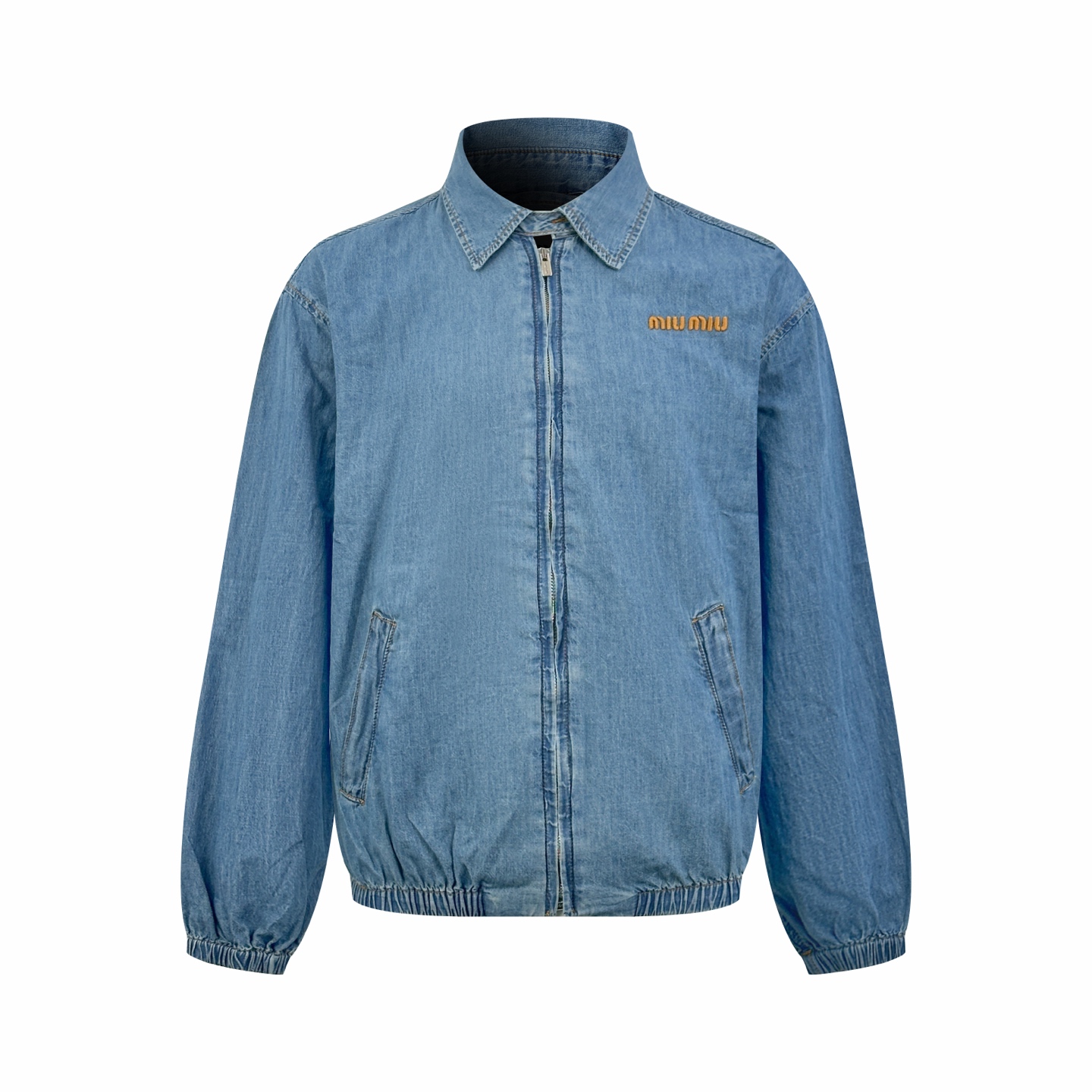 NO:947340,Women's MiuMiu embroidered logo denim jacket is made of high-density double warp and double weft blue denim, which is firm and crisp, soft and skin-friendly. The body is laid in matte gemstone washed blue, and dyed with gradient colors, staggered in depth, to make the skin tone transparent, moist, restrained and unobtrusive.  The iconic MiuMiu embroidered logo is embedded on the chest, low-key highlighting the brand identity. It adopts a lazy dropped shoulder raglan version, with natural dropped shoulder lines that gently modify the shoulder shape, allowing free and unrestricted movement; the box-shaped short cut is neatly gathered above the waistline, easily creating a three-seven ratio. Relaxed, elegant and silent, interpreting the retro relaxed aesthetics. 1. Imported machine embroidery technology  Using advanced computer control systems and precision mechanical components, the iconic Miu Miu embroidery is precisely created with smooth and delicate lines and a full sense of sophistication. 2. Full-length horse scanned spray technology uses a washing process to make the color of the entire jacket locally have a natural fading effect, and then puts it into the washing equipment for desizing, stone grinding and bleaching, showing a uniform fading effect; the dye is sprayed on the entire denim fabric through a high-pressure pump to achieve the same color tone as the original. 3.  Stone-milled light yeast pulls, bleaches and softens. The mutual friction between pumice and clothing causes wear and fading effects on the surface of denim. Through the combination of pulling and bleaching, the clothing produces a certain texture and stretching effect while bleaching. Accessories Customized 1:1 MM zippers Customized 1:1 MM horn buttons Customized 1:1 MM Trademark Version Loose version Size 36 38 40 Style number  EE433,,miumiu,jackets & coats,jackets & coats,19860909女款 MiuMiu 刺绣徽标牛仔夹克 甄选高密双经双纬蓝面牛仔布,紧实挺括,柔软亲肤.雾调宝石水洗蓝铺陈衣身,晕染出层次渐变色泽,深浅错落,调衬得肤色通透,温润内敛不张扬. 标志性MiuMiu刺绣徽标嵌于胸前,低调彰显品牌身份.采取慵懒落肩插肩版型,自然落肩线条柔和修饰肩型,活动自如无拘束；箱型短款剪裁利落收在腰线之上,轻松打造三七分比例.松弛有度,雅致无言,诠释复古松弛美学. 1. 进口机刺绣工艺 使用先进的计算机控制系统和精密的机械部件,精密打造标志性MiuMiu刺绣,线条流畅细腻,精致感拉满. 2. 全条马骝扫描喷料技术 通过洗水工艺使整件外套的颜色在局部产生自然褪色的效果,再放入洗水设备中进行褪浆,石磨并漂色,呈现出均匀褪色效果；通过高压泵将染料喷射的方式喷洒在整件牛仔面料上,以达到与原版一致色调. 3. 石磨轻酵拉解漂加软 通过浮石与衣物的相互摩擦,使牛仔布表面产生磨损和褪色效果,通过拉扯和漂白相结合,使衣物在漂白的同时产生一定的纹理和拉伸效果. 辅料 定制1:1 MM 拉链  定制1:1 MM 牛角扣 定制1:1 MM 商标 版型 宽松版型 尺码 36 38 40 款号 EE433,,miumiu,jackets & coats,jackets & coats,,Men's clothing