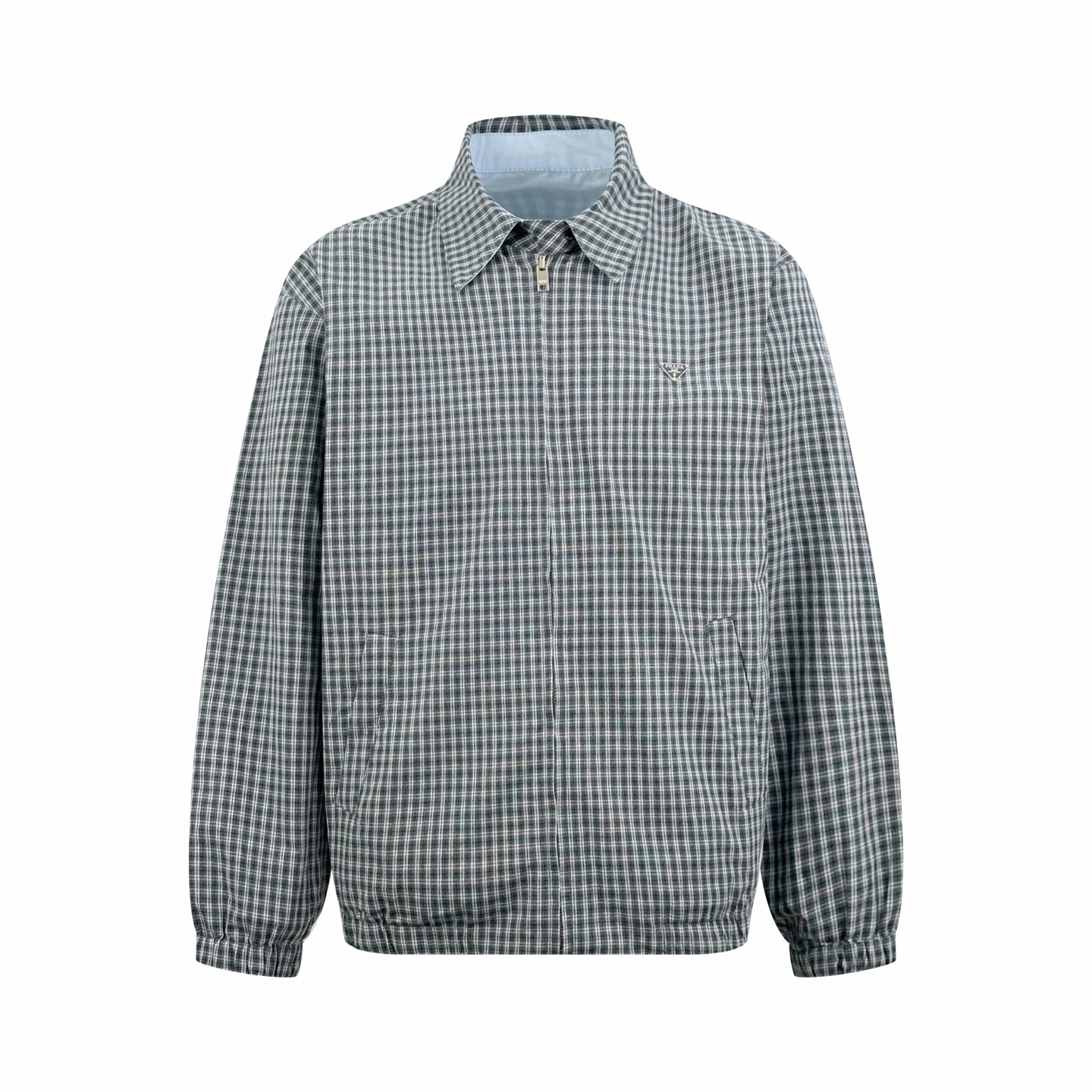 NO:958090,.Women's Prada Triangle Logo Check Jacket is made of custom smoked cloud-like poplin and soft light combed cotton, crisp and delicate, comfortable and skin-friendly. The gray-toned plaid meets pure light blue. The retro calmness of the plaid and the refreshing softness of ice blue can be freely switched, allowing you to change your outfit mood at will.  Innovative double-sided two-wear structure design, one side of the iconic triangle logo is embellished on the chest for full recognition; one side is embroidered with the iconic Prada logo, low-key and powerful. The loose dropped shoulder silhouette accommodates a variety of body shapes, and the elastic cuffs and hem cleverly tighten the lines to balance the sense of laziness and neat proportions. One style and one plain face, freely interpreting the ever-changing femininity. 1. Special machine positioning: The imported special machine infrared positioning 'Prada triangle mark' is used to position it more accurately, firmly and firmly.  2. Imported machine embroidery uses advanced computer control systems and precision mechanical components to precisely create Prada logo embroidery, with high precision, smooth and delicate lines. 3. Infrared positioning cutting machine uses infrared transmitters and infrared receivers to achieve precise positioning of materials, and the accuracy can reach the micron level, thereby meeting the effect of high-precision cutting of alignment strips. 4. Enzyme washing treatment  The fabrics have been fermented and washed to have a better feel and texture, and are not easy to deform, shrink or fade, and maintain long-term beauty. Accessories: Customized 1:1 Prada triangle logo Customized 1:1 Prada zipper Customized 1:1 Prada trademark Version Loose version Size 36 38 40 Function Reversible, free to match, must-have,, prada, jackets & coats,19860909.女装Prada 三角标格纹外套 定制烟格云感府绸以及柔光精梳棉,挺括细腻,舒适亲肤.灰调格纹邂逅纯净浅蓝,格纹的复古沉静与冰蓝的清爽柔和自由切换,随心更迭穿搭情绪. 革新双面两穿结构设计,一面标志性三角标点缀于胸前,辨识度拉满；一面标志性Prada徽标刺绣,低调且有力.宽松落肩廓形包容多样身形,松紧袖口与下摆巧妙收束线条,平衡慵懒感与利落比例.一格一素面,自在演绎百变女性气质. 1.专机定位 采用进口专机红外线定位“Prada三角标” 位置更为精准、牢固结实. 2.进口机刺绣 使用先进的计算机控制系统和精密的机械部件,精密打造Prada 徽标刺绣,精度高、线条流畅而细腻. 3.红外线定位裁床 通过红外发射器和红外接收器来实现对材料的精准定位,精度可达到微米级别,从而满足对位对条高精度裁剪的效果. 4.酵洗处理 面料都经过酵洗,手感质感更佳,不易变形,不易缩水、不易褪色,保持长久的美观. 辅料 定制1:1 Prada 三角标  定制1:1 Prada 拉链 定制1:1 Prada 商标 版型 宽松版型 尺码 36 38 40 功能 双面可穿 自由搭配 必须砸锅,,prada,jackets & coats,,Men's clothing