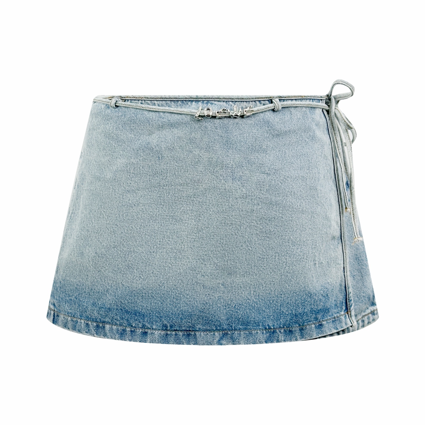 NO:958108,.Women's Loewe letter metal denim skirt is made of vintage twill washed denim canvas, which is stiff and boning, comfortable and close to the skin. Light washed blue is used as the base, and the soft faded washed texture blends into layers. The deep and light gradients interweave the retro atmosphere, and it has a refreshing and lazy denim aesthetic.  Loewe's coral texture letters are embellished on the waist, which is eye-catching and full of recognition. The wrap-around asymmetric tailoring builds the silhouette of the skirt, and the side laces can be freely adjusted to extend the micro-A spread hem. The golden proportion of the short cut outlines the slender leg line, creating a smart and neat girly line. The layers are hidden in the tailoring, and the details create style, unlocking smart summer wear. 1. Hand-stitched logo  The 5 independent metal letters are all fixed-point hand-blind stitching, leaving a slight gap on the webbing, retaining the natural curvature and not stretching into a straight line. 2. Full-strip scanning spray technology uses a washing process to make the color of the entire vest have a natural fading effect in part. The skirt is then put into the washing equipment for desizing, stone grinding and bleaching, showing a uniform fading effect; the dye is sprayed on the entire denim fabric through a high-pressure pump to achieve the same color tone as the original. 3.  Stone-milled light yeast pulls, bleaches and softens. The friction between the pumice stone and the clothes causes wear and fading effects on the surface of the denim. Through the combination of pulling and bleaching, the clothes produce a certain texture and stretching effect while bleaching. Accessories customized 1:1 Loewe alloy buckle customized 1:1 Loewe zipper customized 1:1 Loewe trademark version fit version size 38 40 42  Must smash the pot,,loewe,skirts,gold,19860909.女装Loewe 字母金属牛仔短裙 甄选复古斜纹水洗丹宁帆布,挺括骨感,舒适贴肤.浅漾水洗蓝作为基底铺陈,柔和褪白水洗肌理晕染层次,深浅渐变交织复古氛围,自带清爽慵懒的丹宁美学. Loewe珊瑚纹理字母缀于腰头,吸睛亮眼,辨识度拉满.围裹式不对称剪裁构筑裙身轮廓,侧边系带可自由调节围度,顺势延展微A散开下摆,短裁黄金比例勾勒修长腿线,塑造灵动利落的少女线条.层次藏于剪裁,细节成就风格,解锁夏日灵动穿搭. 1. 标识手工缉缝 将5枚独立金属字母全定点手工暗缝,在织带上预留微量间隙,保留自然随形弧度,不绷成一条直线. 2. 全条马骝扫描喷料技术 通过洗水工艺使整件马甲的颜色在局部产生自然褪色的效果,再将裙子放入洗水设备中进行褪浆,石磨并漂色,呈现出均匀褪色效果；通过高压泵将染料喷射的方式喷洒在整条牛仔面料上,以达到与原版一致色调. 3. 石磨轻酵拉解漂加软 通过浮石与衣物的相互摩擦,使牛仔布表面产生磨损和褪色效果,通过拉扯和漂白相结合,使衣物在漂白的同时产生一定的纹理和拉伸效果. 辅料定制1:1 Loewe 合金扣 定制1:1 Loewe 拉链  定制1:1 Loewe 商标 版型 合身版型 尺码 38 40 42 必须砸锅,,loewe,skirts,gold,,Men's clothing