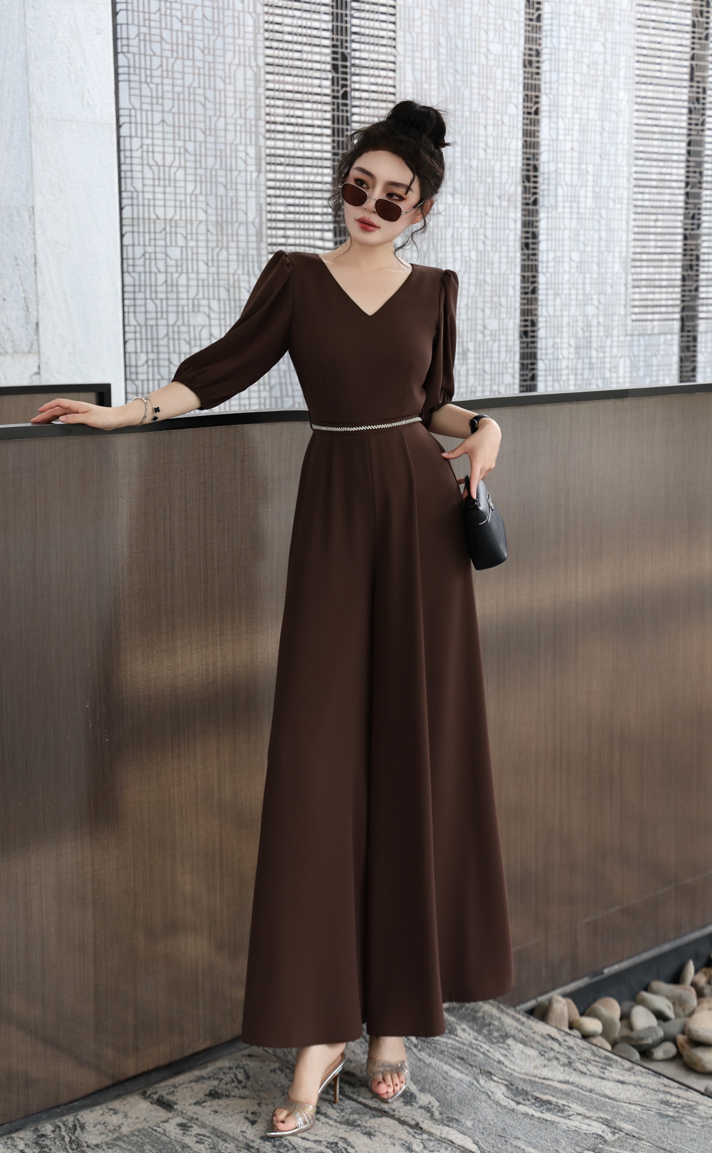 High-Quality Women’s Outfits Paired with Packaged Fragrance: The New Cosmopolitan Acoustic Fabric