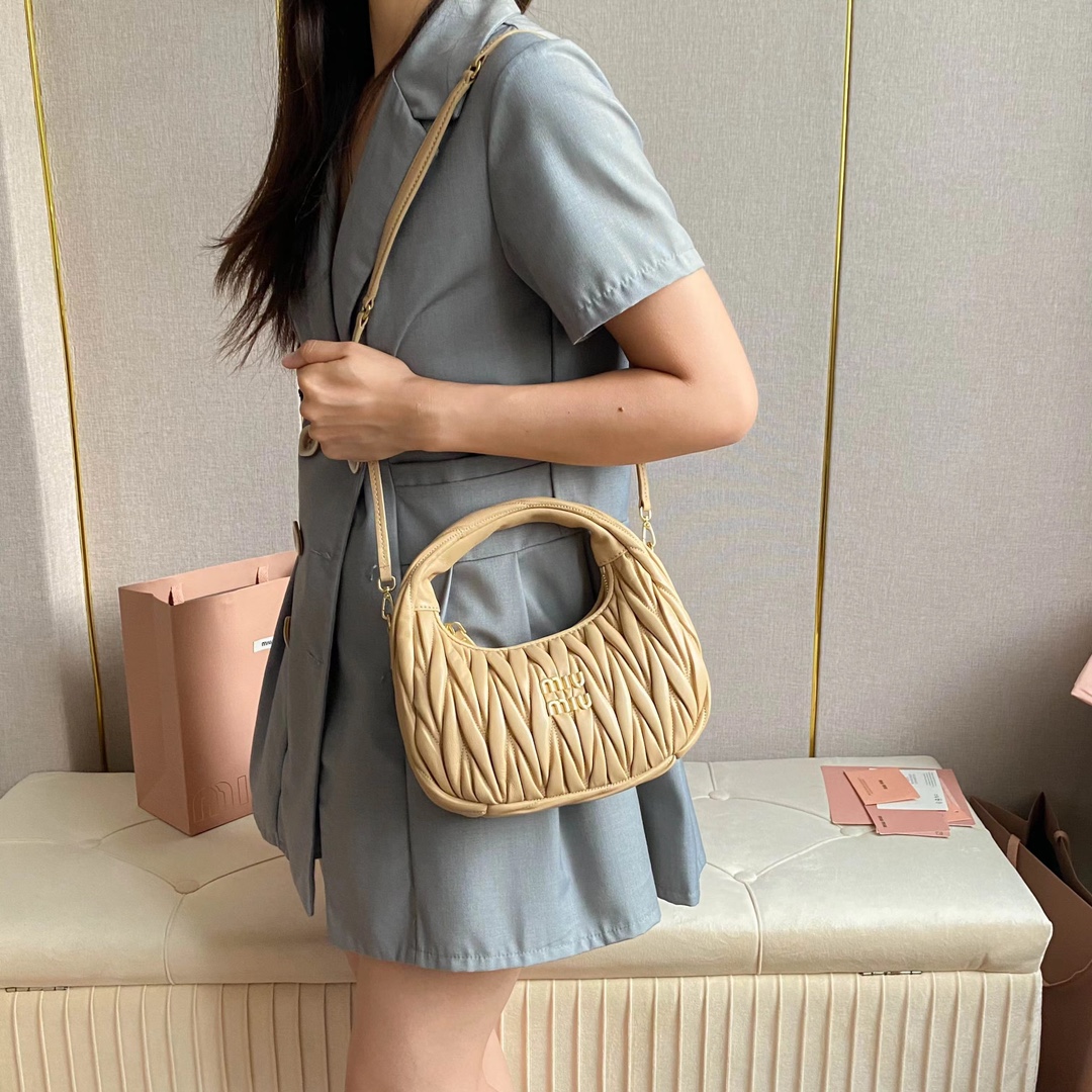 NO:205058,5BC (Milk Tea) Reference for upper body shots, MIUMIU, miumiu198609095BC（奶茶） 上身实拍参考,MIUMIU,miumiu,Bag