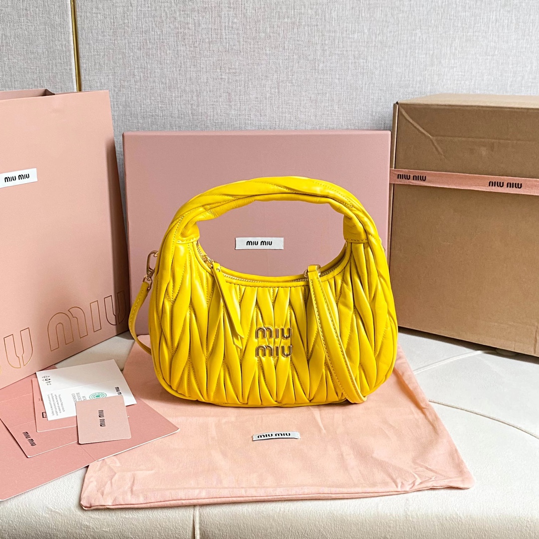 NO:205078,Genuine grade [M home] new product!  Model 5BC125 MiuWander handbag, using imported lambskin classic brand iconic Matelasse texture embroidery, retro matte hardware, using round and lonely curves, retaining the playful feeling it should have. The overall bag shape is firm and stylish, full of personality, sweet or salty, and has a capacity of shiny. Almost everyone has one of the major fashion owners, size 20×23×6cm (official website size 20X19X6), MIUMIU, miumiu, sheepskin19860909正品级【M家】新品 ！型号5BC125 MiuWander 手袋,采用进口小羊皮经典品牌标志性Matelasse纹理绣花,复古磨砂五金,利用圆孤的曲线,保留了应有的俏皮感,包型整体硬挺有型,充满个性,可甜可盐,容量可光,各大时尚搏主几乎人手一个,尺寸20×23×6cm（官网尺寸20X19X6）,MIUMIU,miumiu,sheepskin,Bag