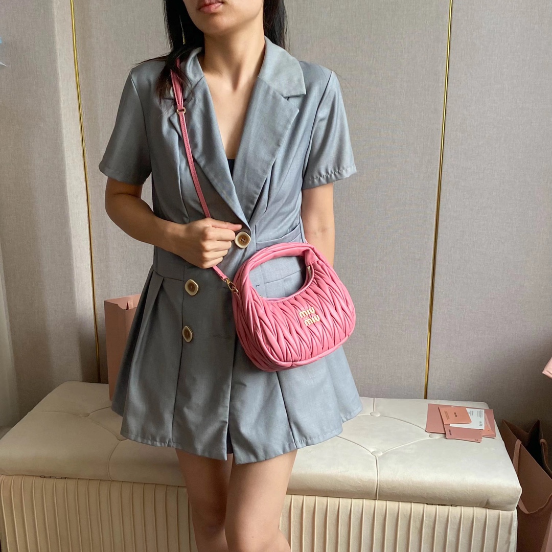 NO:205048,5BC (Begonia powder) upper body shot effect, MIUMIU, miumiu198609095BC（海棠粉） 上身实拍效果,MIUMIU,miumiu,Bag