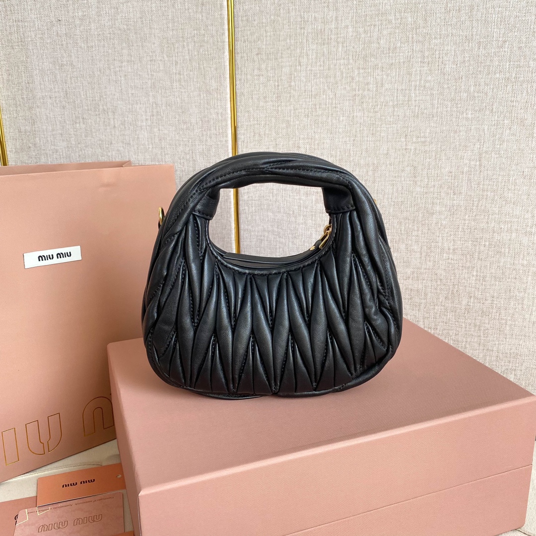 P1300 5BP156: MiuMiu new mini MiuWander handbags imported lambskin classic brand iconic Matelasse texture embroidery vintage frosted hardware use of round lone curve retains the playful sense of the bag type the overall stiff and shaped full of personality can be sweet or salt capacity can be light all major fashion protagonists almost manually a color many black milk white light gold light pink cherry blossom pink red Size: 18X10X6 with the original full set of packaging