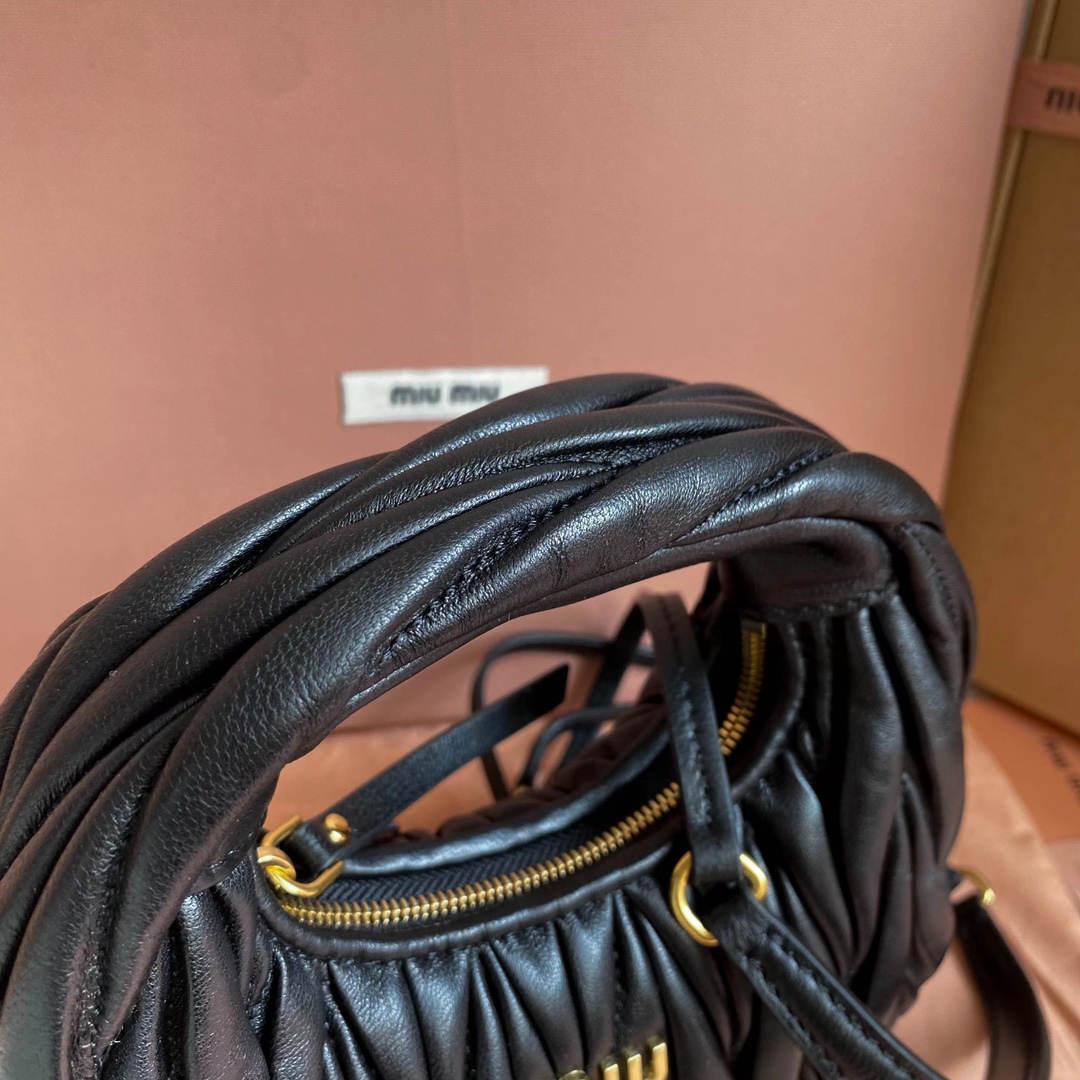 P1300 5BP156: MiuMiu new mini MiuWander handbags imported lambskin classic brand iconic Matelasse texture embroidery vintage frosted hardware use of round lone curve retains the playful sense of the bag type the overall stiff and shaped full of personality can be sweet or salt capacity can be light all major fashion protagonists almost manually a color many black milk white light gold light pink cherry blossom pink red Size: 18X10X6 with the original full set of packaging