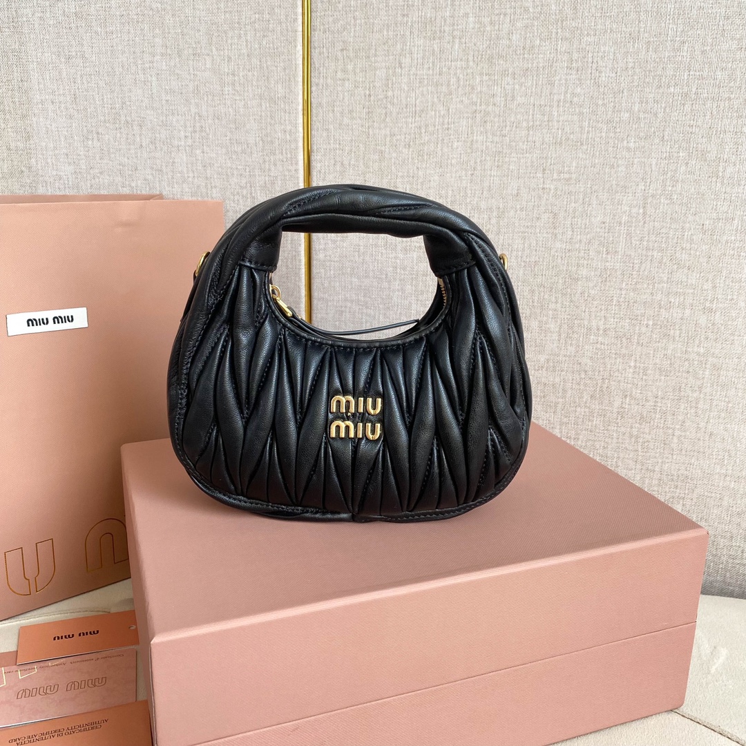 P1300 5BP156: MiuMiu new mini MiuWander handbags imported lambskin classic brand iconic Matelasse texture embroidery vintage frosted hardware use of round lone curve retains the playful sense of the bag type the overall stiff and shaped full of personality can be sweet or salt capacity can be light all major fashion protagonists almost manually a color many black milk white light gold light pink cherry blossom pink red Size: 18X10X6 with the original full set of packaging