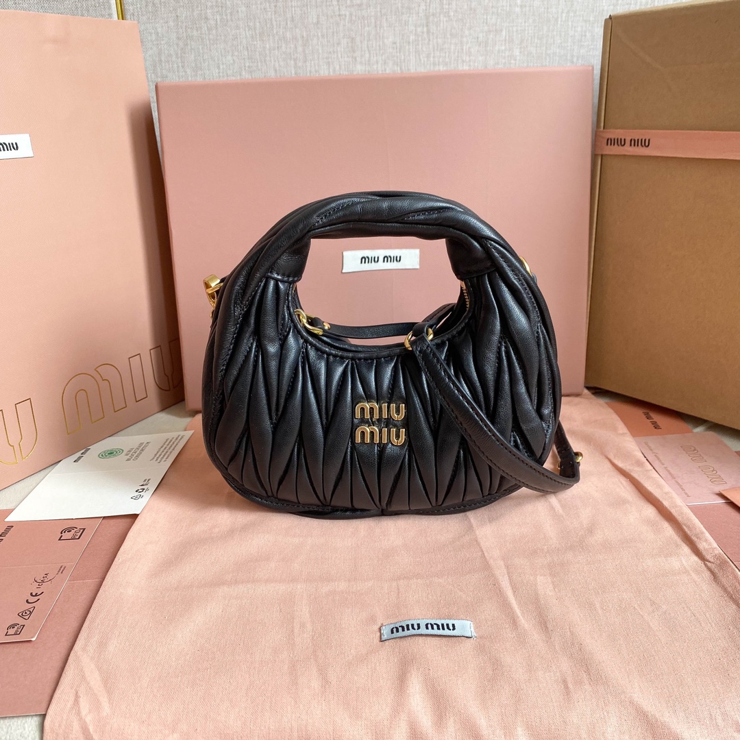 P1300 5BP156: MiuMiu new mini MiuWander handbags imported lambskin classic brand iconic Matelasse texture embroidery vintage frosted hardware use of round lone curve retains the playful sense of the bag type the overall stiff and shaped full of personality can be sweet or salt capacity can be light all major fashion protagonists almost manually a color many black milk white light gold light pink cherry blossom pink red Size: 18X10X6 with the original full set of packaging