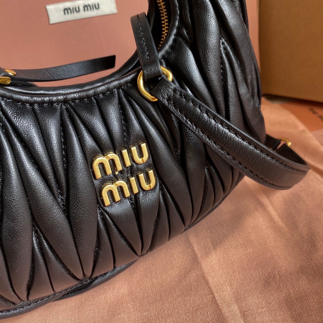 P1300 5BP156: MiuMiu new mini MiuWander handbags imported lambskin classic brand iconic Matelasse texture embroidery vintage frosted hardware use of round lone curve retains the playful sense of the bag type the overall stiff and shaped full of personality can be sweet or salt capacity can be light all major fashion protagonists almost manually a color many black milk white light gold light pink cherry blossom pink red Size: 18X10X6 with the original full set of packaging