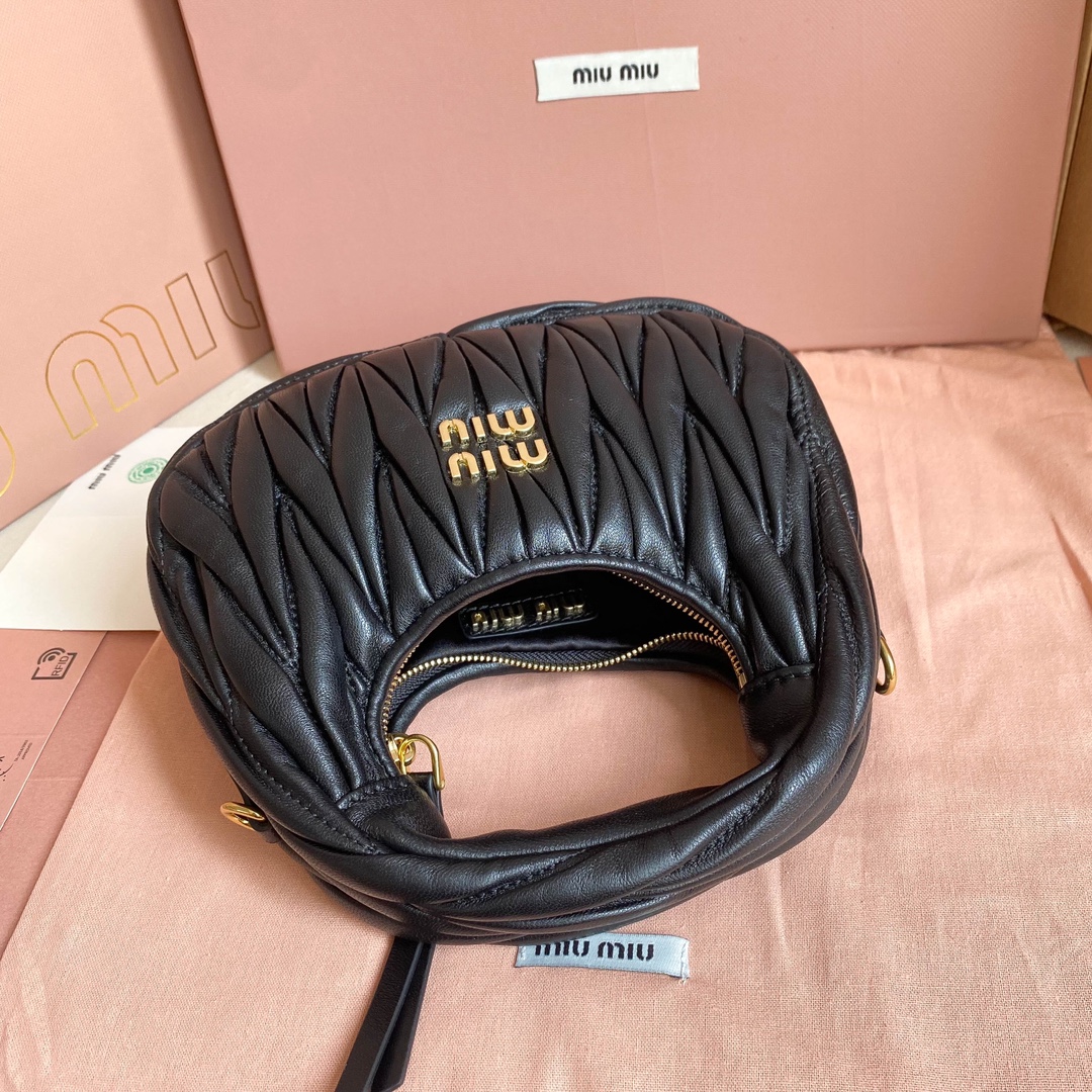 P1300 5BP156: MiuMiu new mini MiuWander handbags imported lambskin classic brand iconic Matelasse texture embroidery vintage frosted hardware use of round lone curve retains the playful sense of the bag type the overall stiff and shaped full of personality can be sweet or salt capacity can be light all major fashion protagonists almost manually a color many black milk white light gold light pink cherry blossom pink red Size: 18X10X6 with the original full set of packaging