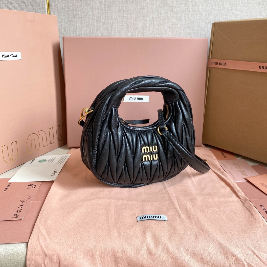 P1300 5BP156: MiuMiu new mini MiuWander handbags imported lambskin classic brand iconic Matelasse texture embroidery vintage frosted hardware use of round lone curve retains the playful sense of the bag type the overall stiff and shaped full of personality can be sweet or salt capacity can be light all major fashion protagonists almost manually a color many black milk white light gold light pink cherry blossom pink red Size: 18X10X6 with the original full set of packaging