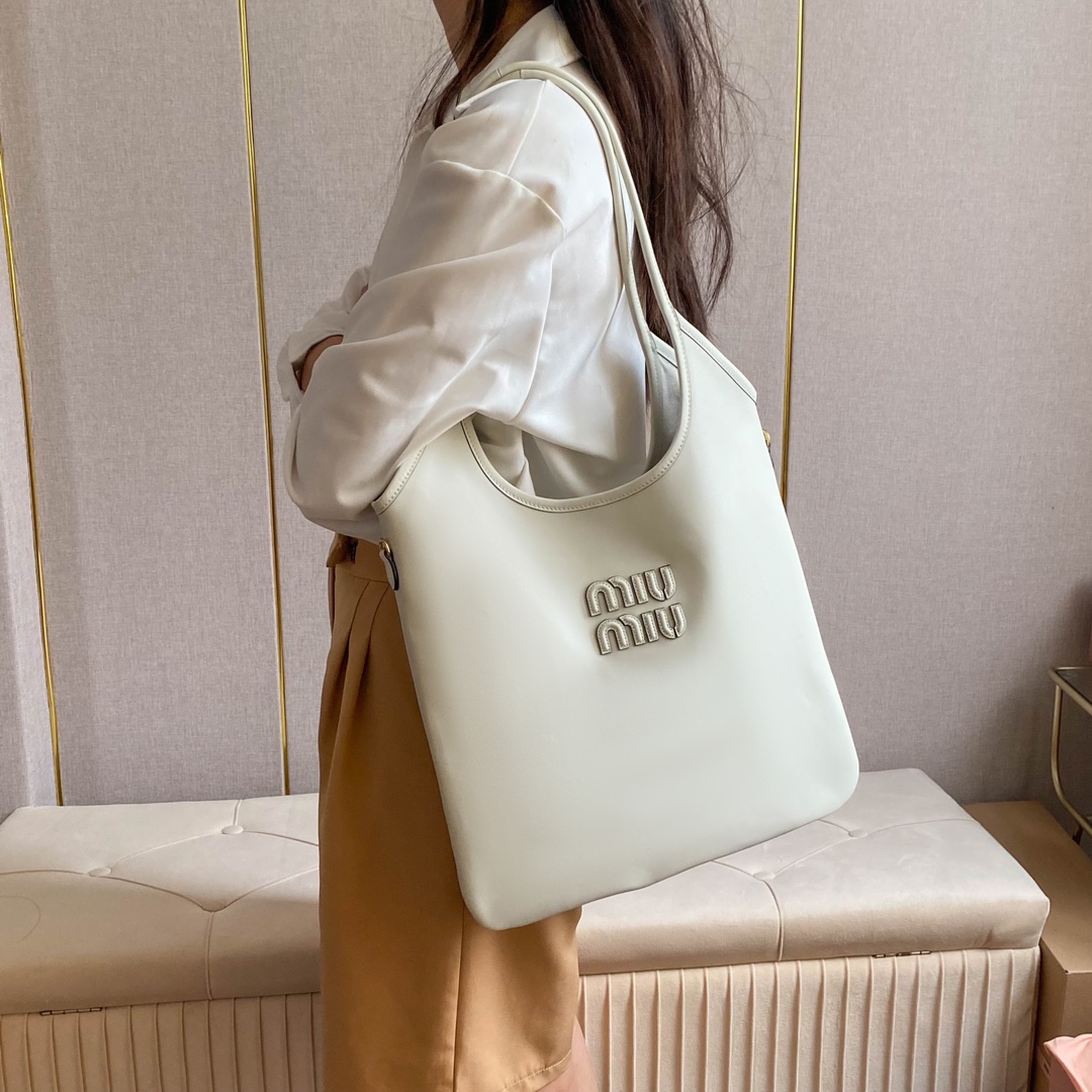 NO:204251,5BG231 (white) upper body effect reference, MIUMIU, miumiu198609095BG231（白色） 上身效果参考,MIUMIU,miumiu,Bag