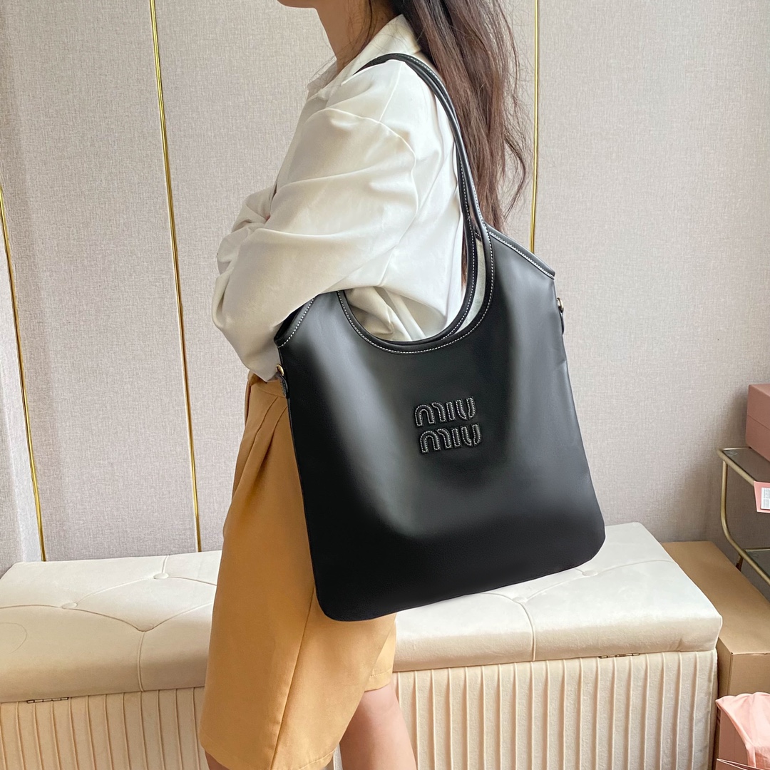 NO:204320,5BG231 (black) upper body effect reference, MIUMIU, miumiu198609095BG231（黑色） 上身效果参考,MIUMIU,miumiu,Bag