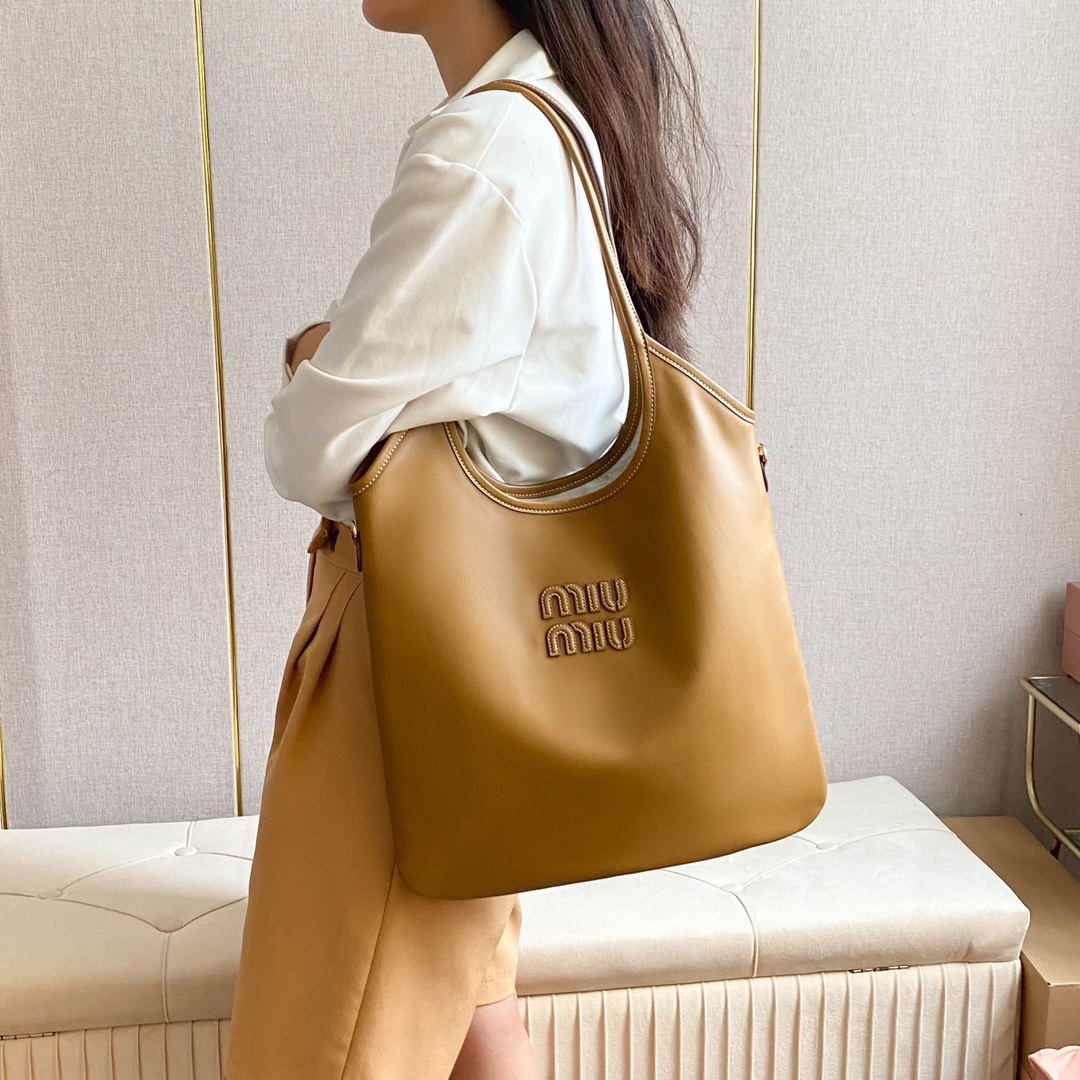 NO:204335,5BG231 (brown) upper body effect reference, MIUMIU, miumiu198609095BG231（棕色） 上身效果参考,MIUMIU,miumiu,Bag