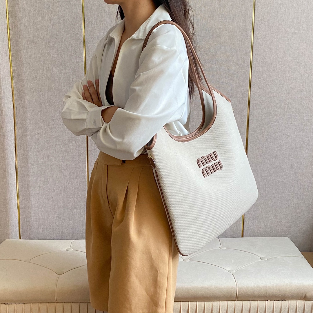 NO:204359,5BG231 (white canvas) upper body effect reference, MIUMIU, miumiu198609095BG231（白色帆布） 上身效果参考,MIUMIU,miumiu,Bag