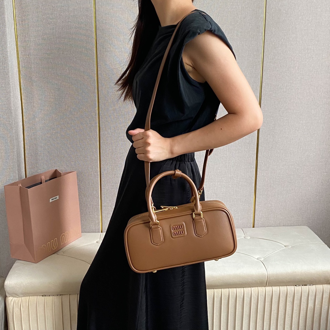 NO:204732,5BB (brown plain tattoo) upper body effect reference, MIUMIU, miumiu198609095BB（棕色平纹） 上身效果参考,MIUMIU,miumiu,Bag