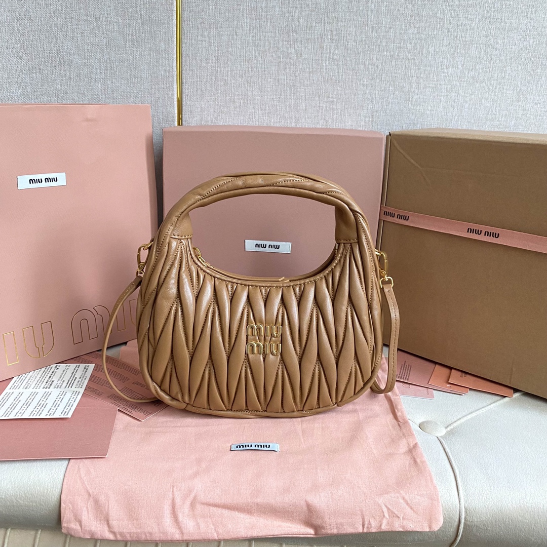 NO:205099,Genuine grade [M home] new product!  Model 5BC125 MiuWander handbag, using imported lambskin classic brand iconic Matelasse texture embroidery, retro matte hardware, using round and lonely curves, retaining the playful feeling it should have. The overall bag shape is firm and stylish, full of personality, sweet or salty, and has a capacity of shiny. Almost everyone has one of the major fashion owners, size 20×23×6cm (official website size 20X19X6), MIUMIU, miumiu, sheepskin19860909正品级【M家】新品 ！型号5BC125 MiuWander 手袋,采用进口小羊皮经典品牌标志性Matelasse纹理绣花,复古磨砂五金,利用圆孤的曲线,保留了应有的俏皮感,包型整体硬挺有型,充满个性,可甜可盐,容量可光,各大时尚搏主几乎人手一个,尺寸20×23×6cm（官网尺寸20X19X6）,MIUMIU,miumiu,sheepskin,Bag