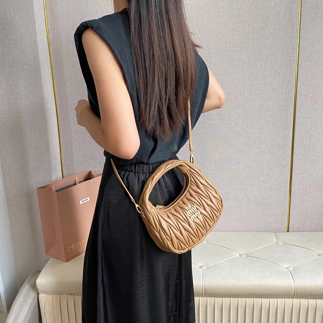 NO:205076,5BC (caramel color) upper body effect reference, MIUMIU, miumiu198609095BC（焦糖色） 上身效果参考,MIUMIU,miumiu,Bag