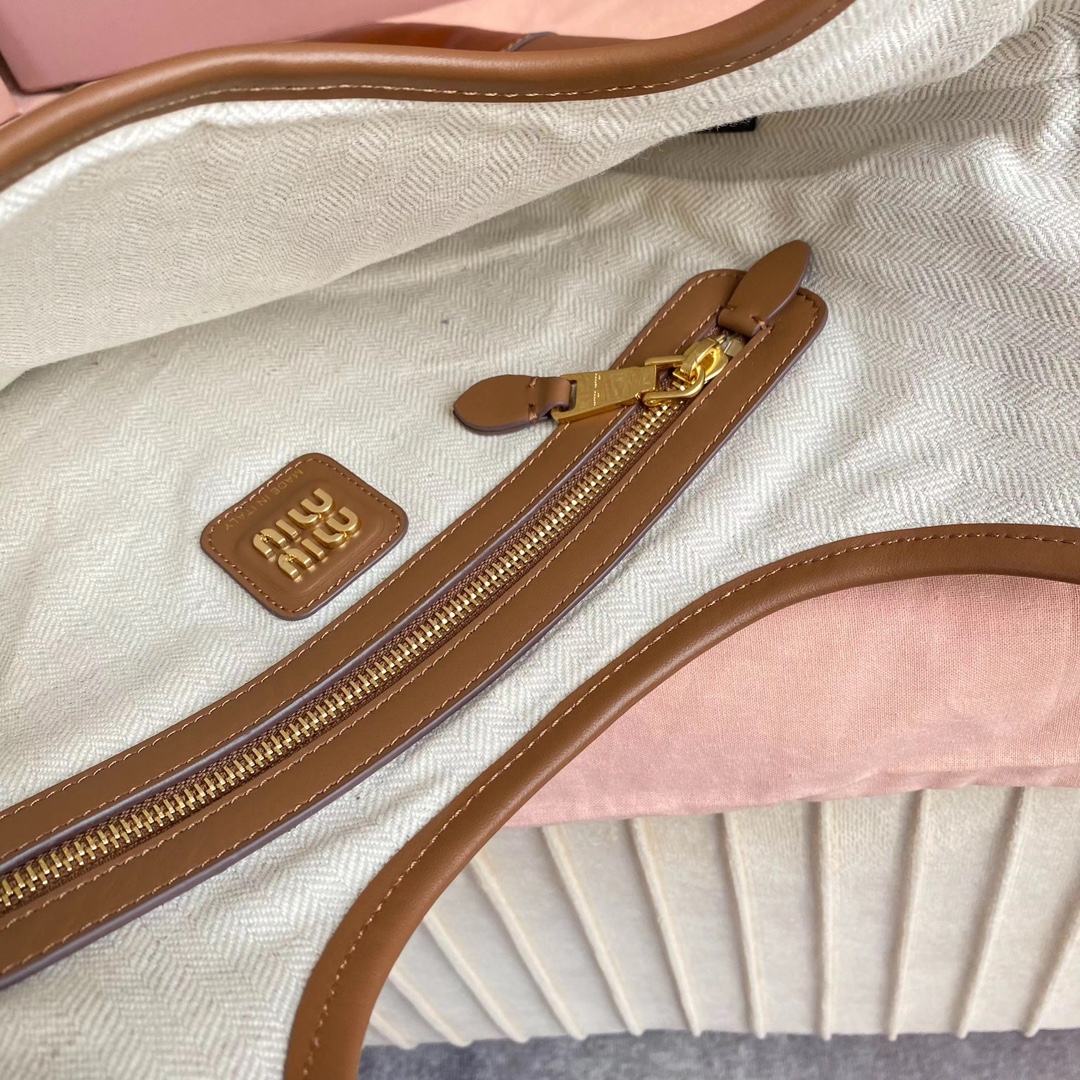 Miu Miu Style Leather Tote Bag style reference detail image 9 from source 719374