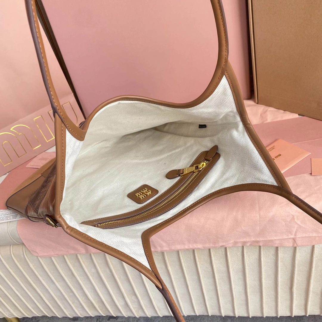 Miu Miu Style Leather Tote Bag style reference detail image 8 from source 719374