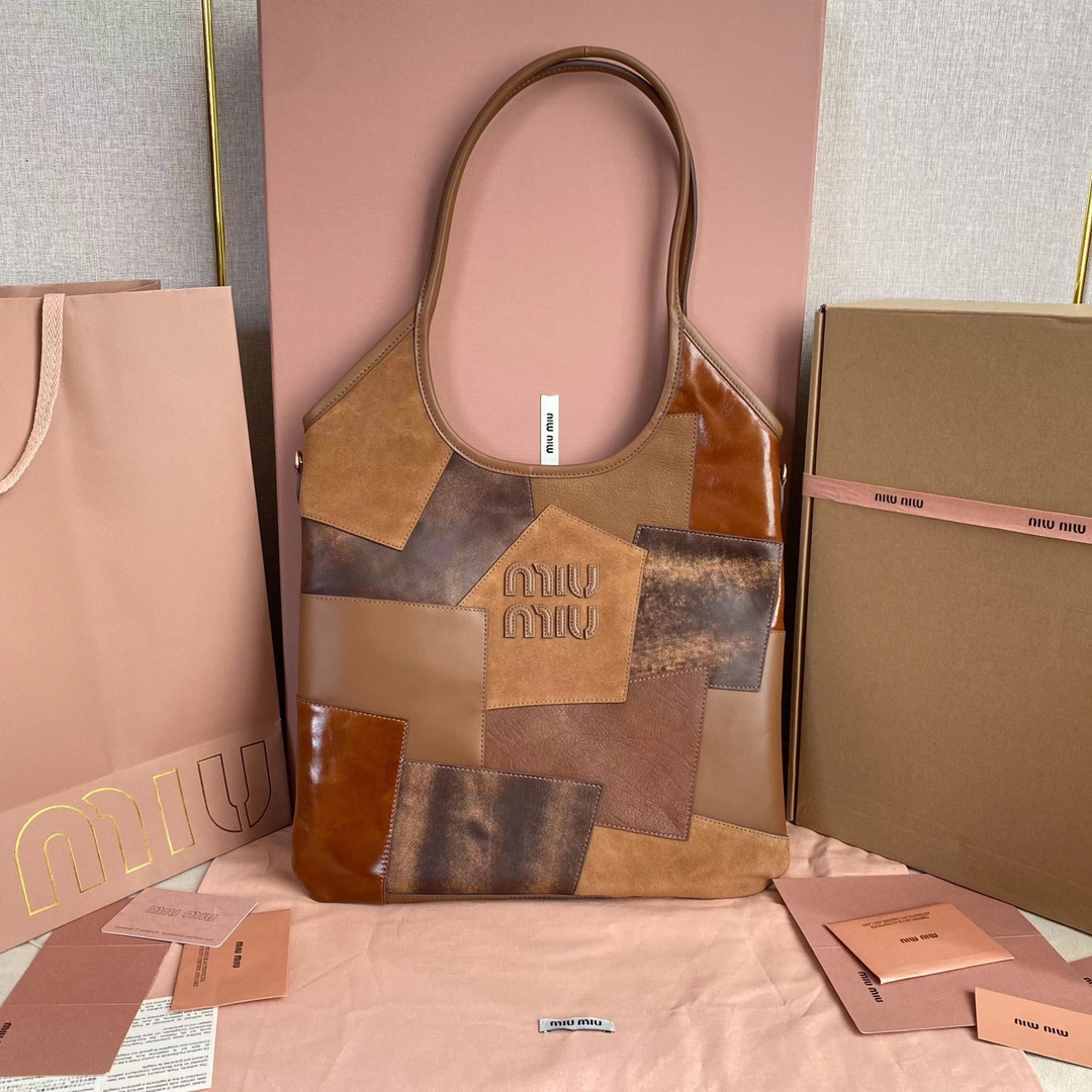 NO:558356,5BG231, Miu's new Isetan limited edition tote bag, is handmade and spliced with a variety of leathers. The bold and innovative design perfectly interprets  Miu is eclectic and has a casual and inclusive attitude towards life. It is definitely a popular style this year. Top-grade imported calfskin, high-end texture, soft but not collapsed, casual and lazy temperament, large capacity, 100% return rate when carrying it on the street every day. Hand-sewn leather logo logo, brand new linen inside, with zipper pocket, size 35 X 40Cm, with original packaging,, MIUMIU, miumiu, totes, cowhide198609095BG231,Miu家新款伊势丹限定托特包,重手工制作,多种皮质拼接而成,大胆创新的设计完美诠释了 Miu不拘一格,潇洒随意包容的人生态度,今年绝对爆款式,顶级进口小牛皮,质感高级,包身软而不塌,气质随性慵懒,容量超大,日常出街背它回头率百分百,手工缝制皮面Logo标志,内里全新麻布里,配拉链式口袋,尺寸35 X 40Cm,配原版包装,,MIUMIU,miumiu,totes,cowhide,Bag