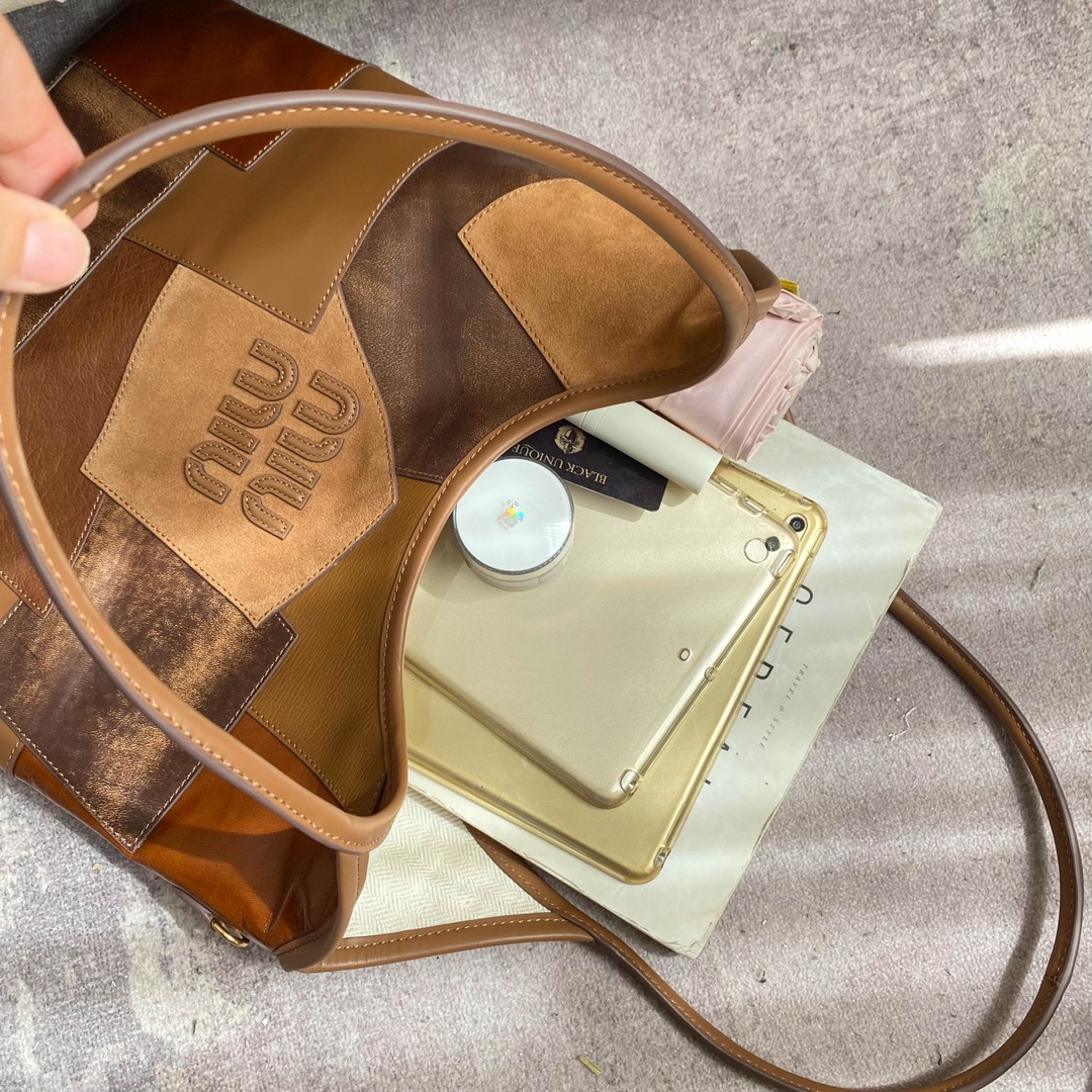 Miu Miu Style Leather Tote Bag style reference detail image 7 from source 719374