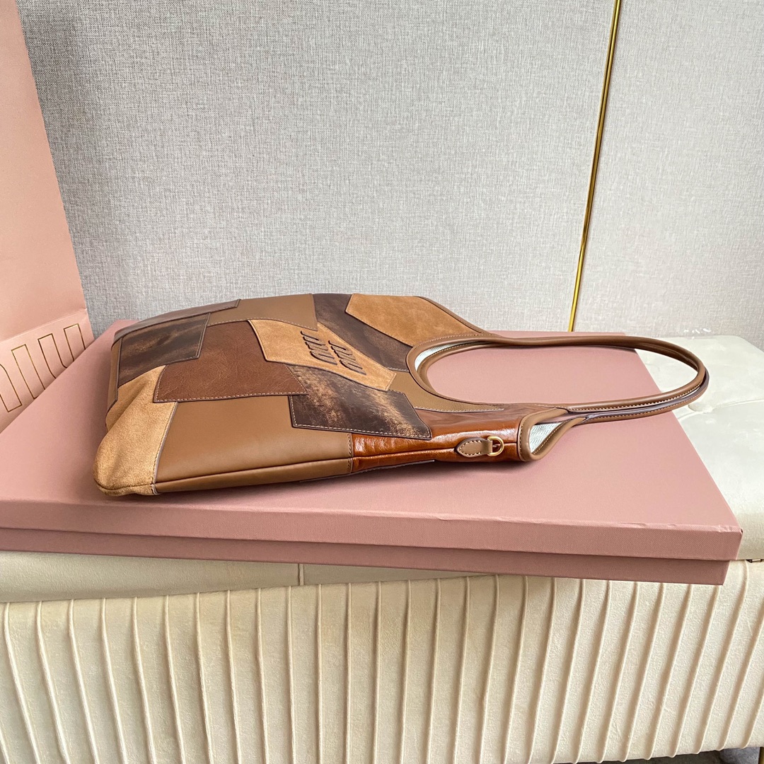 Miu Miu Style Leather Tote Bag style reference detail image 5 from source 719374