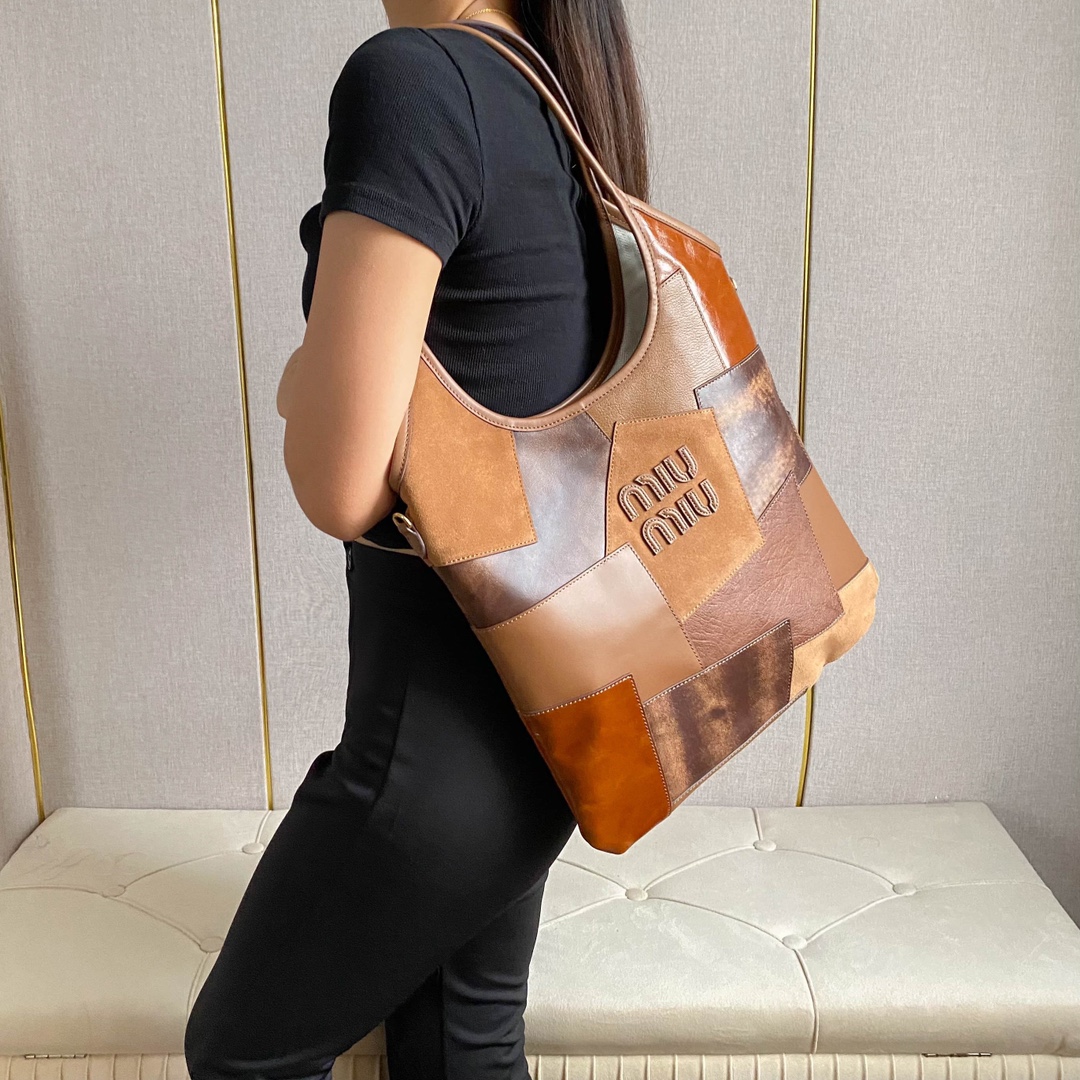 NO:558359,5BG231 (brown leather) upper body effect reference, MIUMIU, miumiu198609095BG231（棕色拼皮） 上身效果参考,MIUMIU,miumiu,Bag