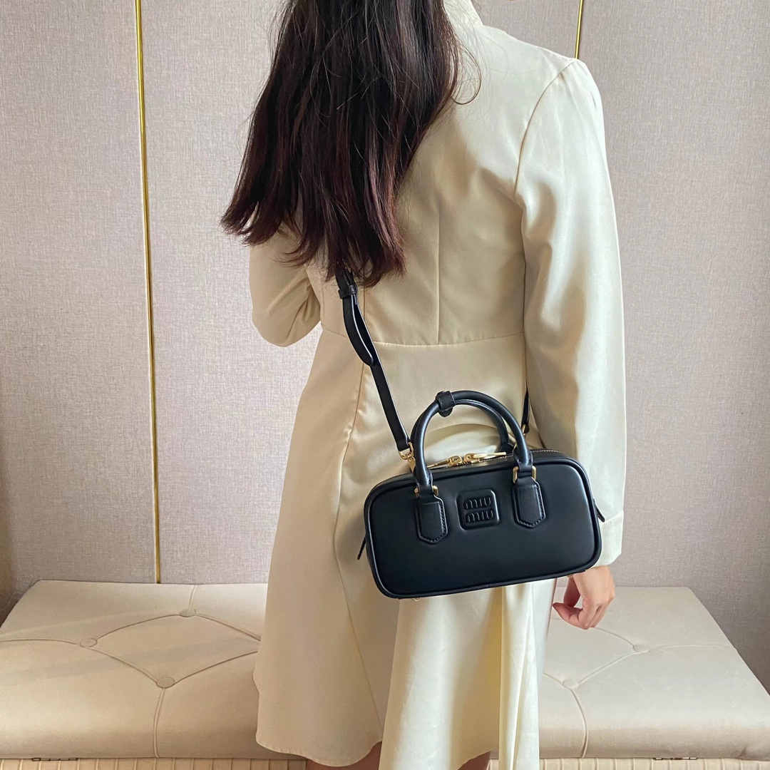 NO:204727,5BB142 (black) upper body effect reference, MIUMIU, miumiu198609095BB142（黑色） 上身效果参考,MIUMIU,miumiu,Bag