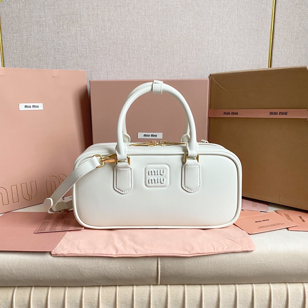 NO:204731,Genuine grade 5BB148 new product M Home's new bowling bag, official website main promotion, absolutely popular this year, top imported calf leather, Miu Home's unique style Matelasse pattern, exquisite three-dimensional and stylish body, front engraving logo echoes the leather color, removable and adjustable leather long shoulder straps, cotton satin lining, zippered pocket, the same style of many celebrity internet celebrities, size 27X12X9Cm, with original packaging, MIUMIU, miumiu, cowhide19860909正品级 5BB148新品 M家新款保龄球包包,官网主推,今年绝对爆款式,顶级进口小牛皮,Miu家独具风格Matelasse图案,包身精致立体有型, 正面刻字徽标与皮革颜色相呼应,可拆卸可调节皮革长肩带,棉质缎面衬里,配拉链式口袋,众多明星网红同款,尺寸27X12X9Cm,配原版包装,MIUMIU,miumiu,cowhide,Bag