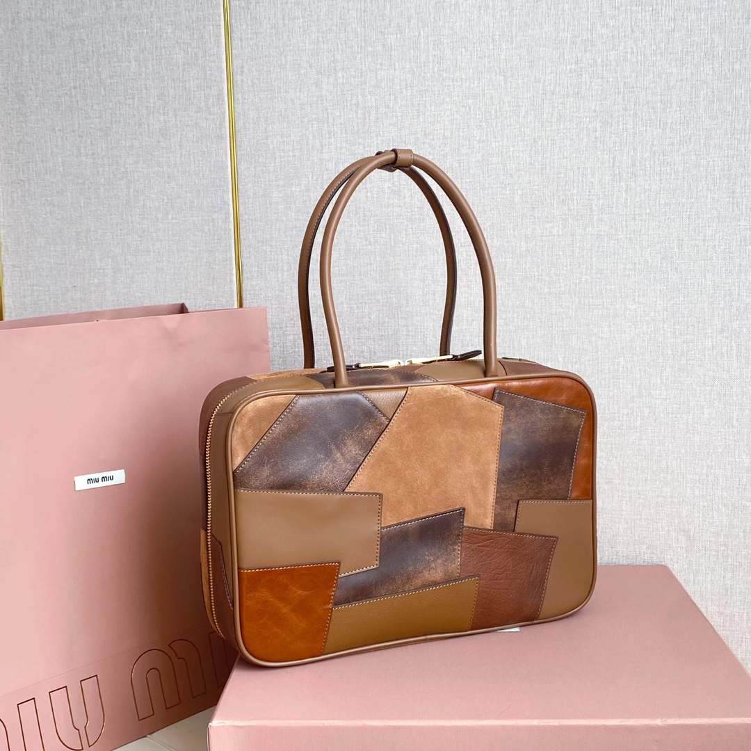 Miu Miu Officially on sale 5BB117: MiuMius new spliced briefcase is handmade and made of a variety of leathers. The bold and innovative design pe