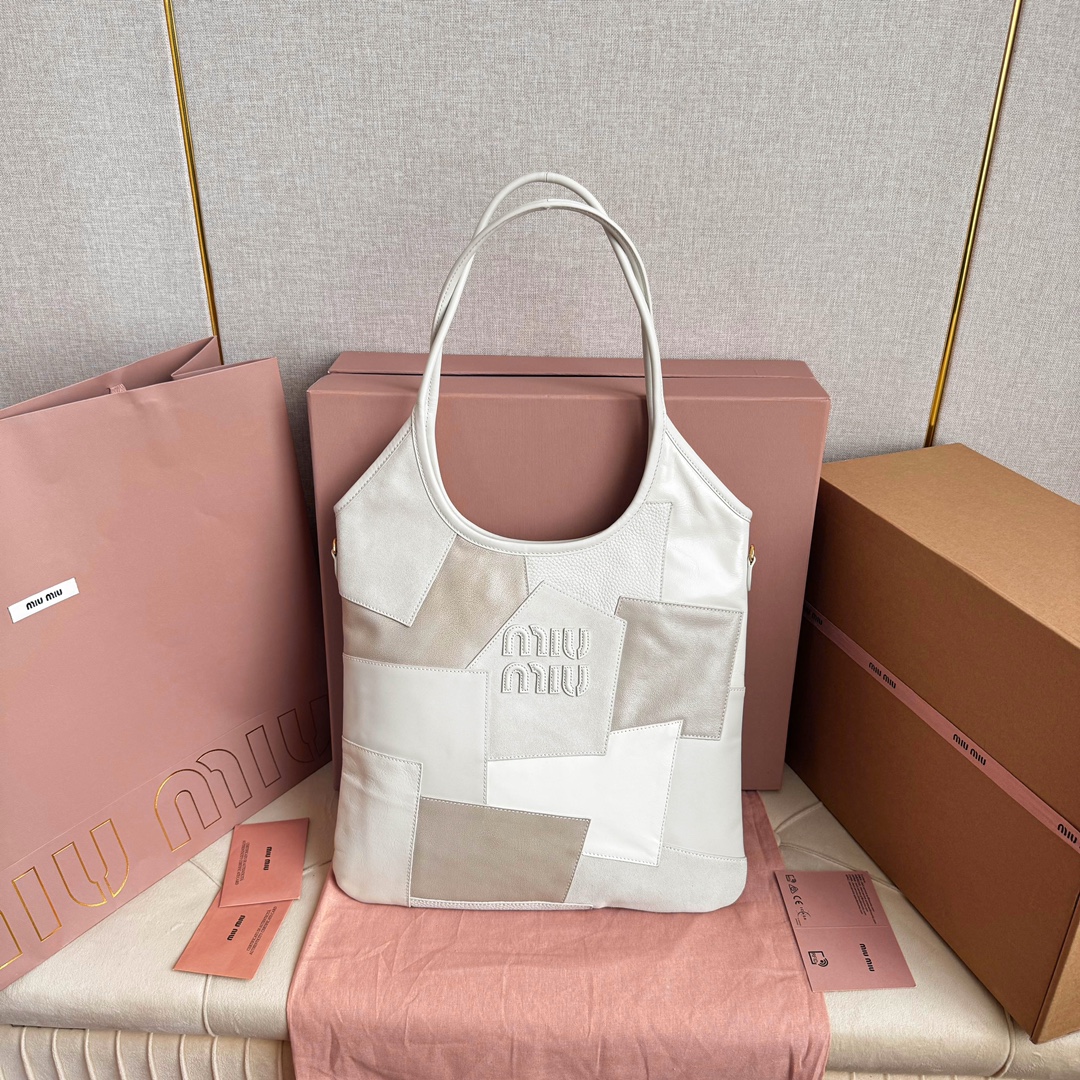 NO:558352,5BG231, Miu's new Isetan limited edition tote bag, is handmade and spliced with a variety of leathers. The bold and innovative design perfectly interprets  Miu is eclectic and has a casual and inclusive attitude towards life. It is definitely a popular style this year. Top-grade imported calfskin, high-end texture, soft but not collapsed, casual and lazy temperament, large capacity, 100% return rate when carrying it on the street every day. Hand-sewn leather logo logo, brand new linen inside, with zipper pocket, size 35 X 40Cm, with original packaging,, MIUMIU, miumiu, totes, cowhide198609095BG231,Miu家新款伊势丹限定托特包,重手工制作,多种皮质拼接而成,大胆创新的设计完美诠释了 Miu不拘一格,潇洒随意包容的人生态度,今年绝对爆款式,顶级进口小牛皮,质感高级,包身软而不塌,气质随性慵懒,容量超大,日常出街背它回头率百分百,手工缝制皮面Logo标志,内里全新麻布里,配拉链式口袋,尺寸35 X 40Cm,配原版包装,,MIUMIU,miumiu,totes,cowhide,Bag