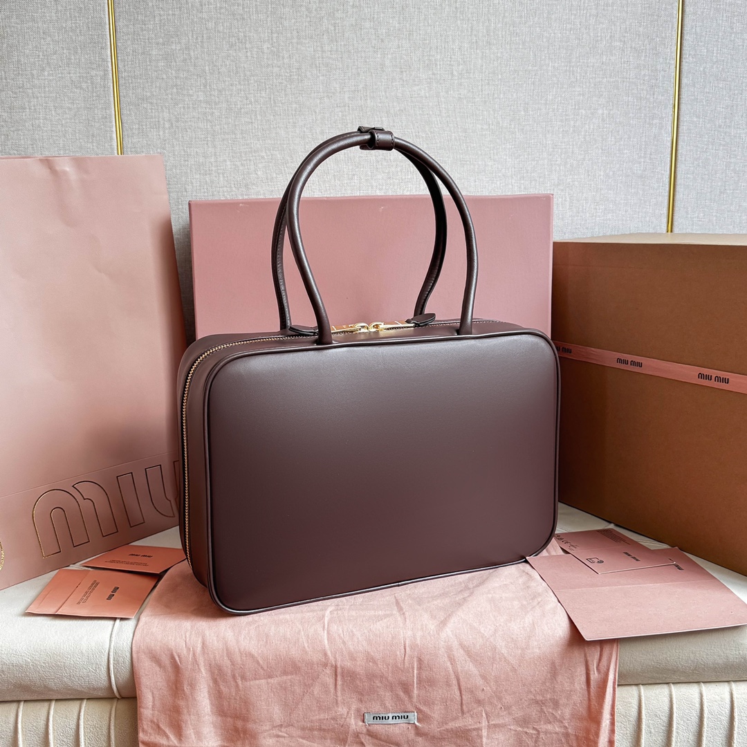 Miu Miu Rare edition counter debuts. The wrist-extended model is officially on sale 5BB117: MiuMius new bowling bag, made of top-grade imported c