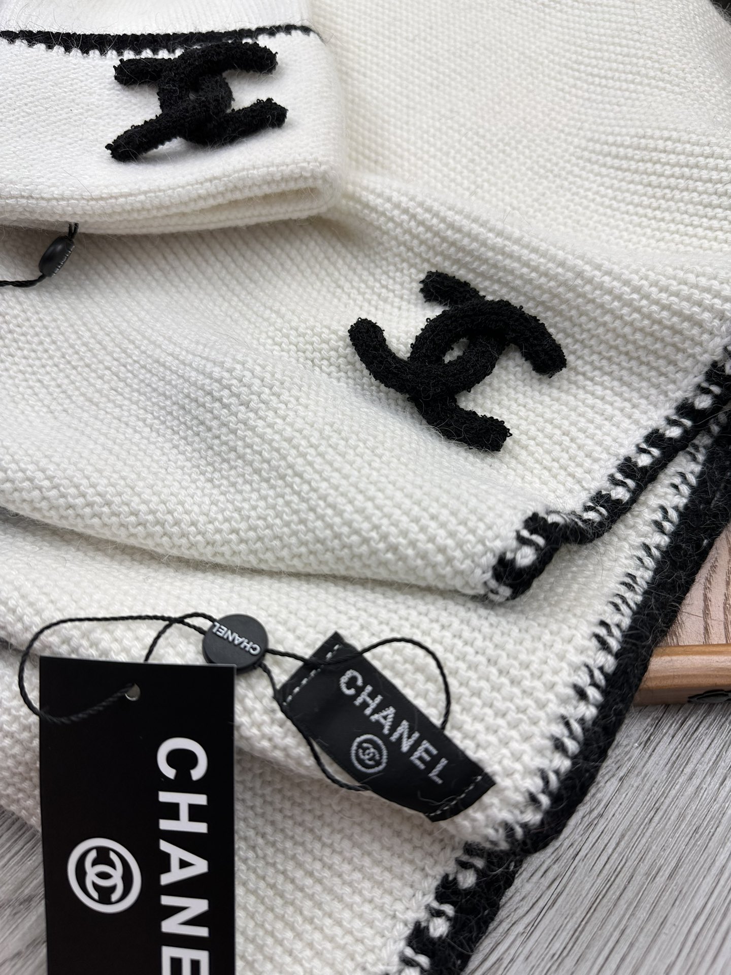 🌹。C家。【羊毛套装帽子】经典套装帽子！帽子➕围巾！材质：70%羊毛➕30%兔毛。暖暖哒超级舒服～冬日小