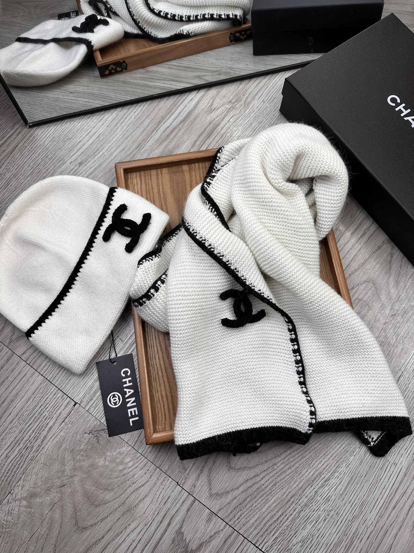 🌹。C家。【羊毛套装帽子】经典套装帽子！帽子➕围巾！材质：70%羊毛➕30%兔毛。暖暖哒超级舒服～冬日小