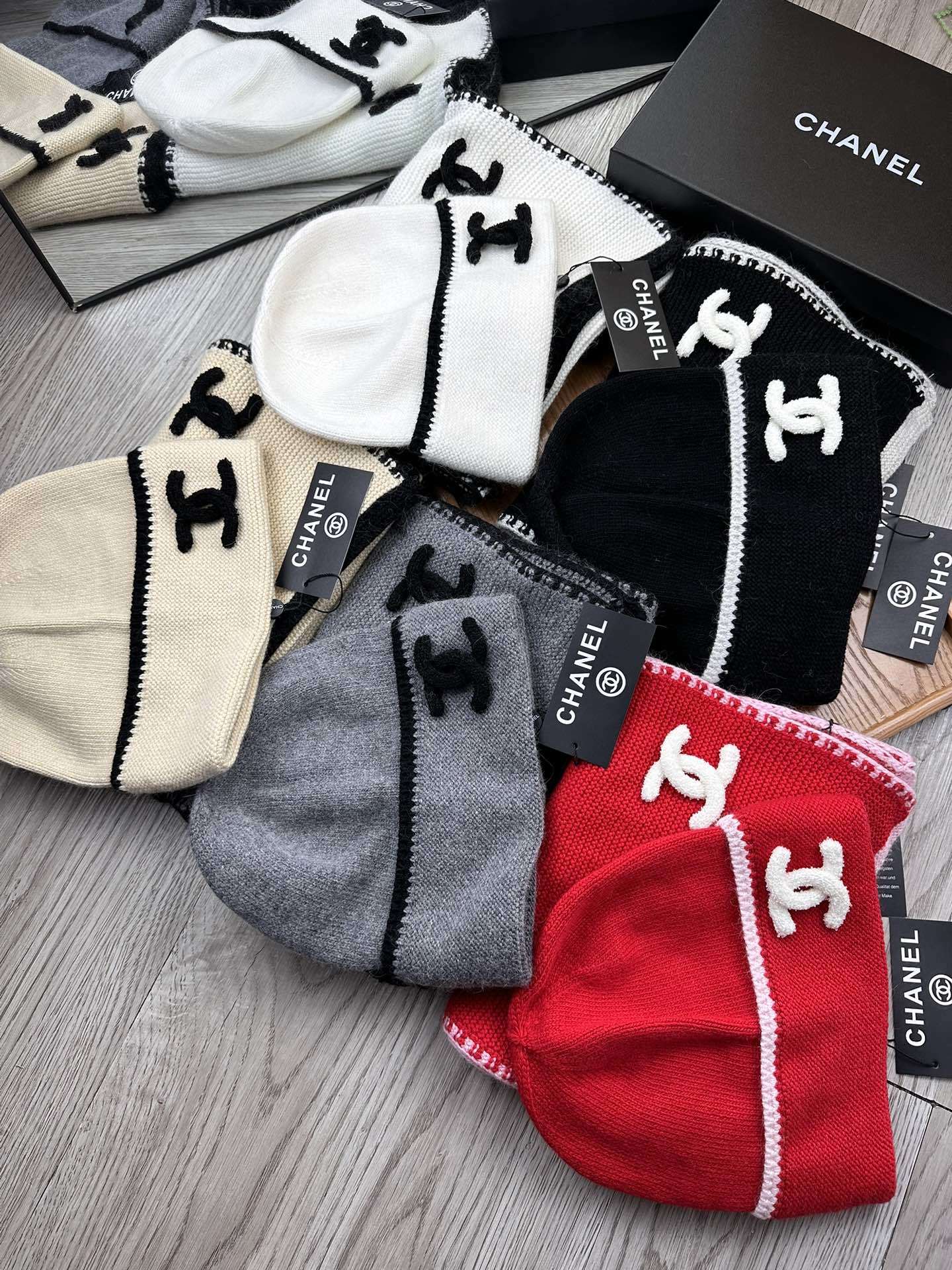 🌹。C家。【羊毛套装帽子】经典套装帽子!帽子➕围巾!材质:70%羊毛➕30%兔毛。暖暖哒超级舒服~冬日小