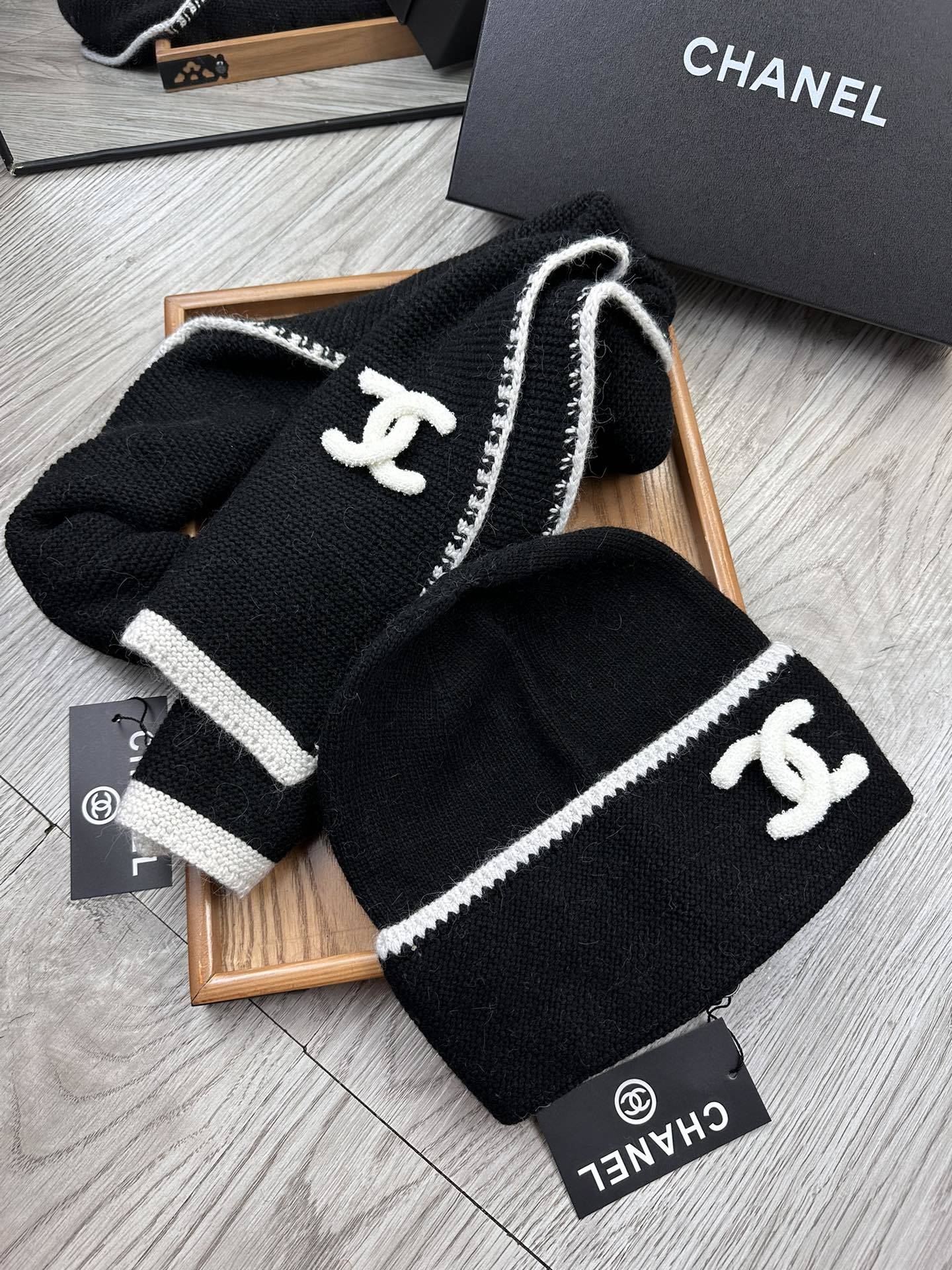 🌹。C家。【羊毛套装帽子】经典套装帽子!帽子➕围巾!材质:70%羊毛➕30%兔毛。暖暖哒超级舒服~冬日小