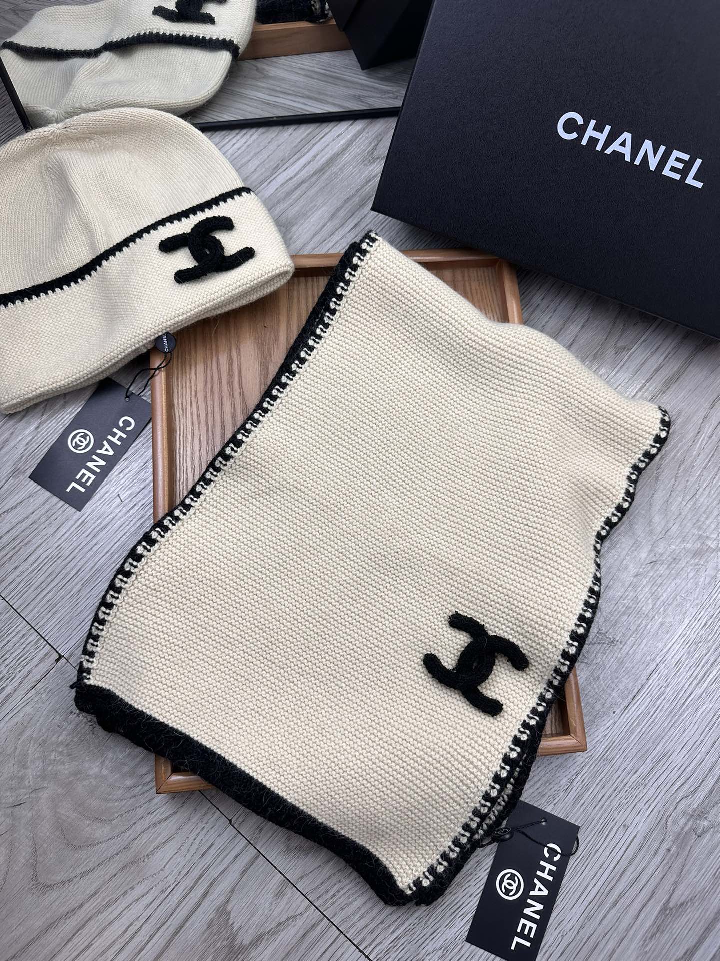 🌹。C家。【羊毛套装帽子】经典套装帽子！帽子➕围巾！材质：70%羊毛➕30%兔毛。暖暖哒超级舒服～冬日小