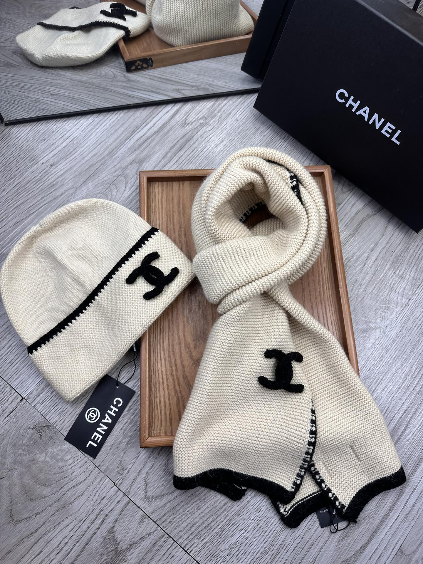 🌹。C家。【羊毛套装帽子】经典套装帽子！帽子➕围巾！材质：70%羊毛➕30%兔毛。暖暖哒超级舒服～冬日小
