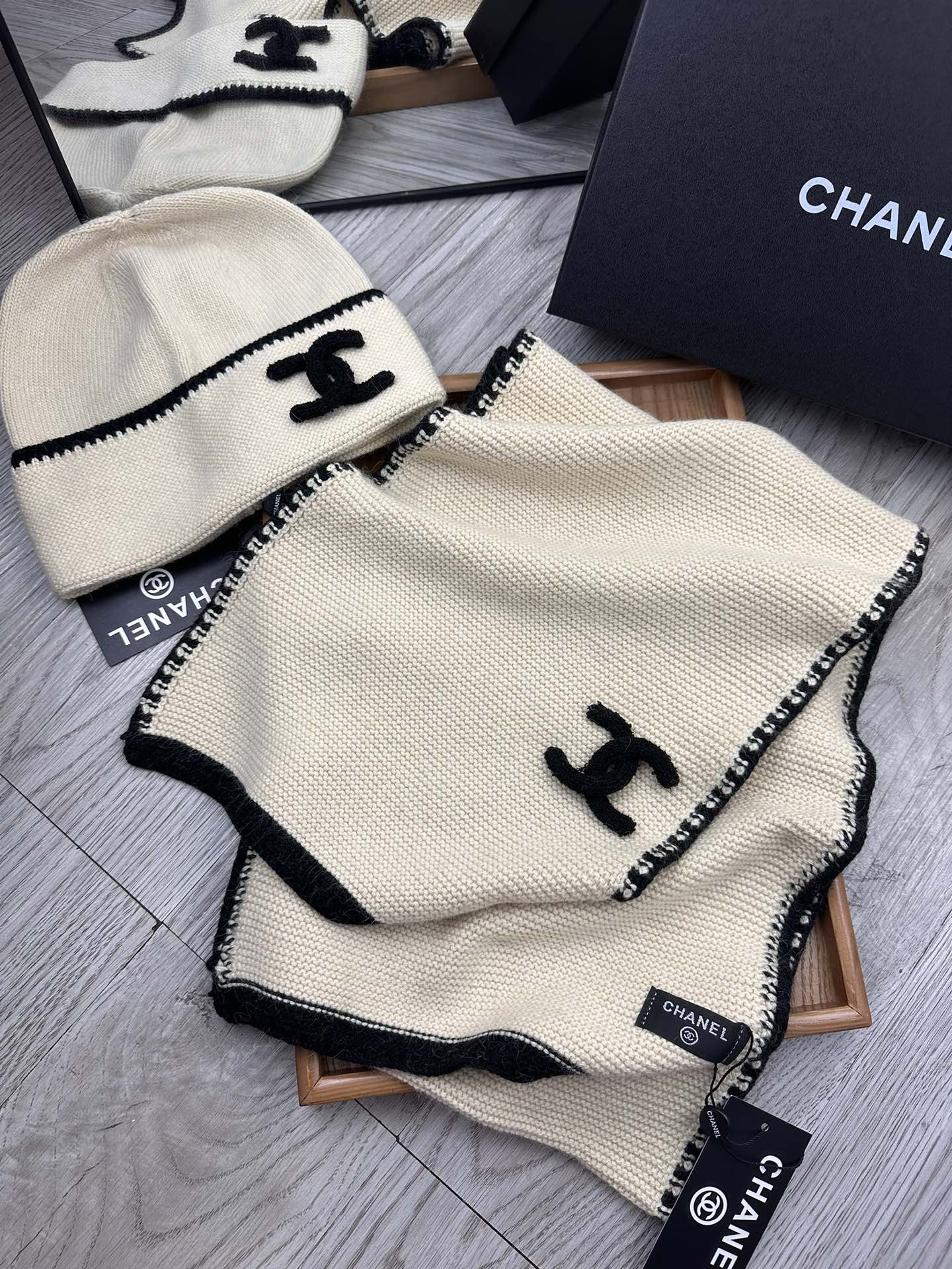 🌹。C家。【羊毛套装帽子】经典套装帽子！帽子➕围巾！材质：70%羊毛➕30%兔毛。暖暖哒超级舒服～冬日小