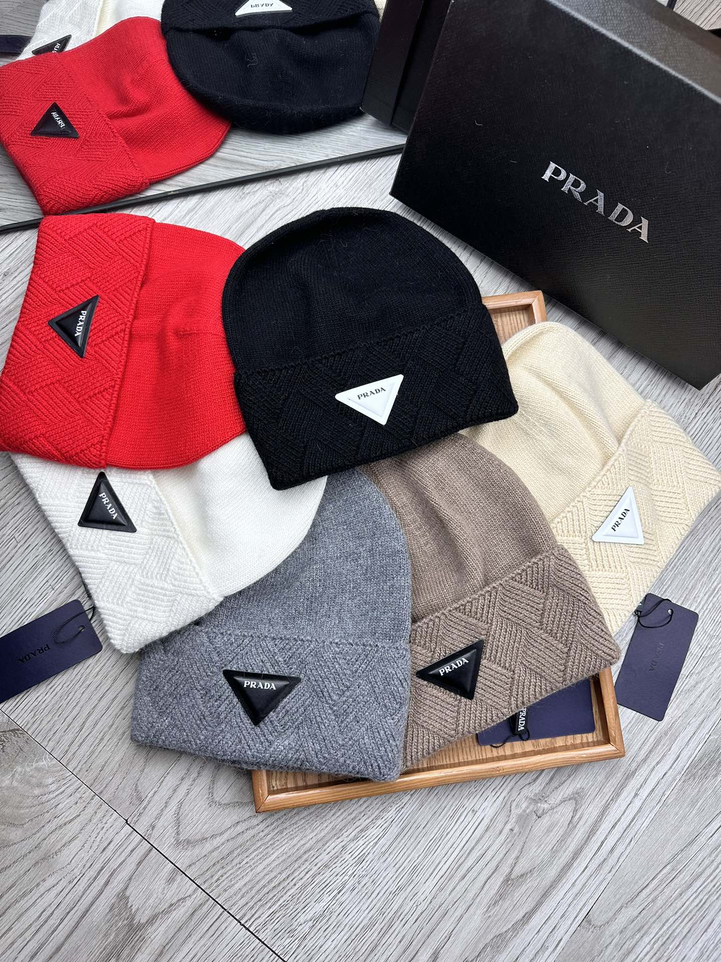 🌹。Prada。 【羊毛单帽】客供小羊毛！珍贵典藏的灵魂帽子！客供色纱.每个颜色都非常好看！经典！手感软