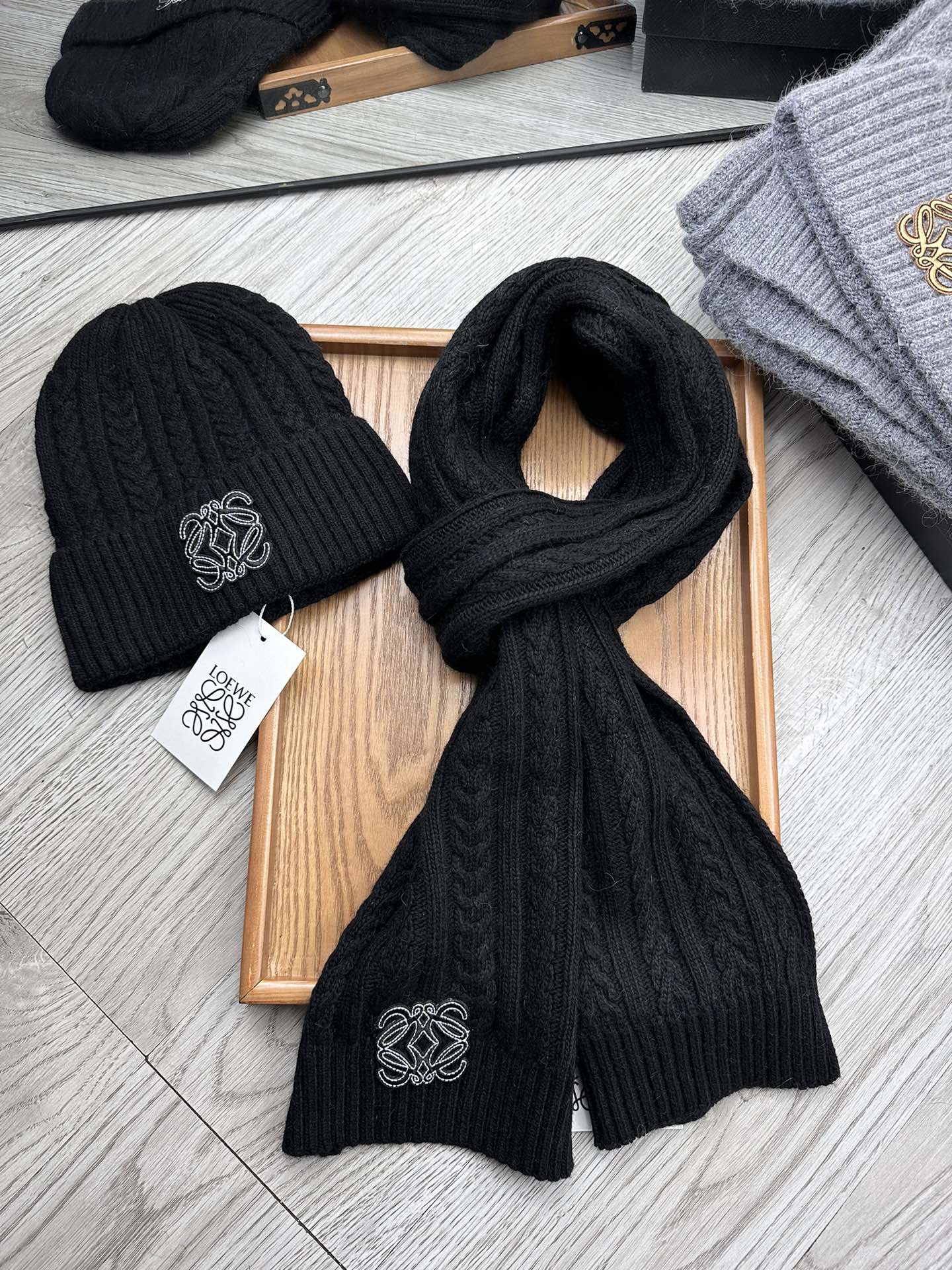 🌹。Loewe。【羊毛套装帽子】经典套装帽子！帽子➕围巾！材质：70%羊毛➕30%兔毛。暖暖哒超级舒服～冬日小姐姐减龄神