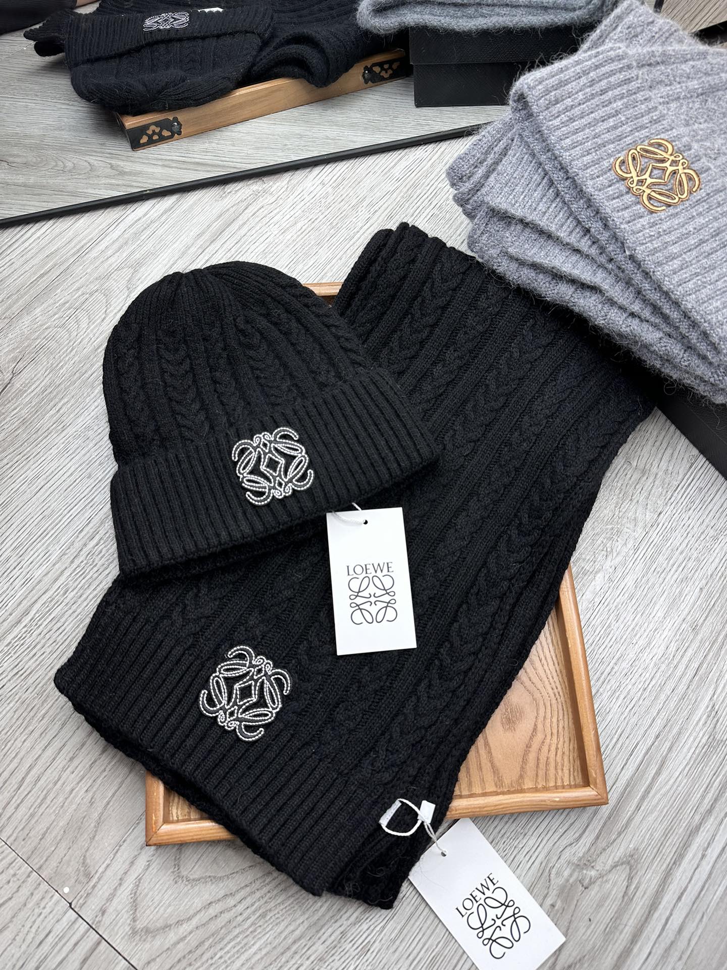 🌹。Loewe。【羊毛套装帽子】经典套装帽子！帽子➕围巾！材质：70%羊毛➕30%兔毛。暖暖哒超级舒服～冬日小姐姐减龄神