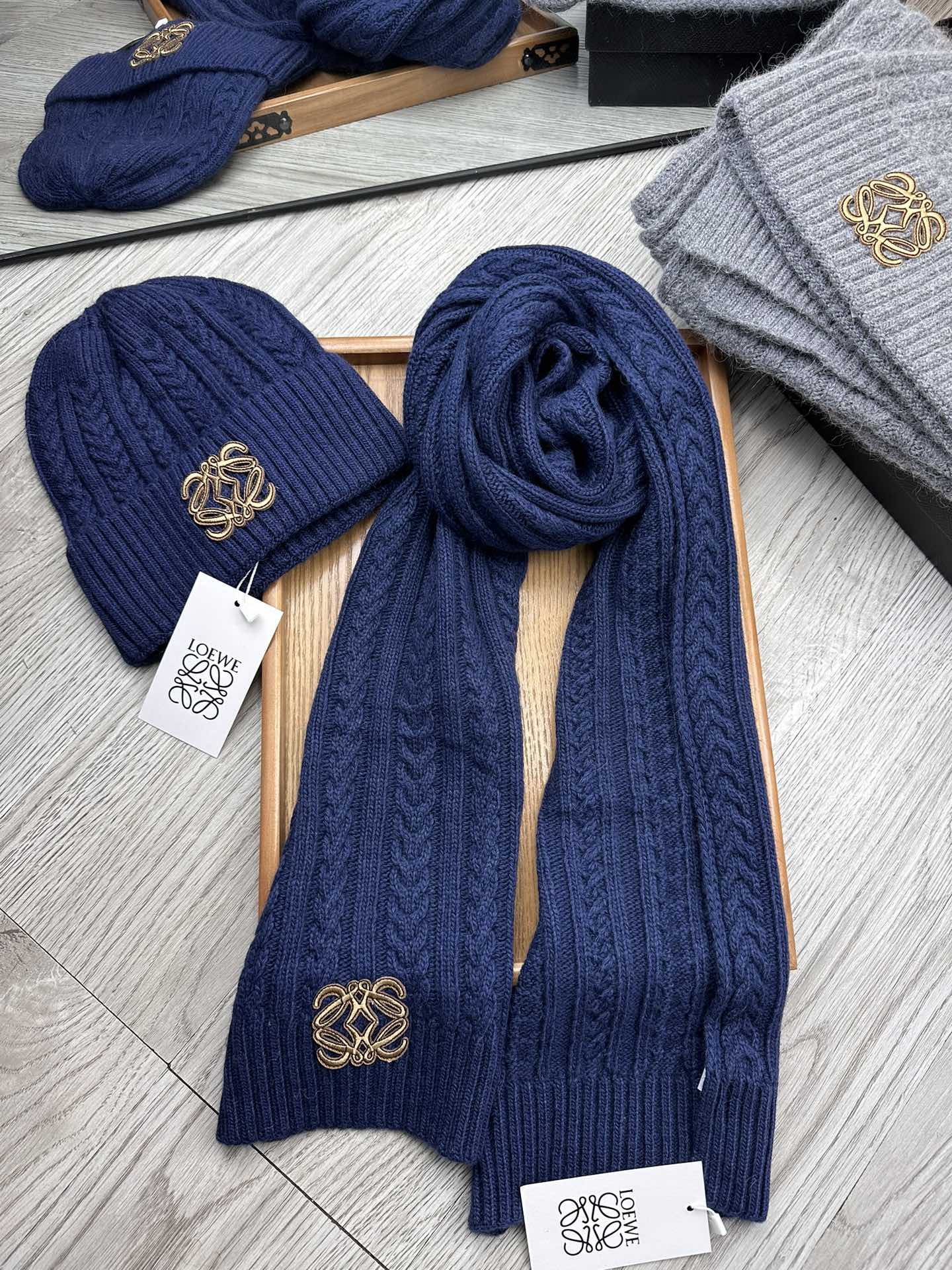🌹。Loewe。【羊毛套装帽子】经典套装帽子！帽子➕围巾！材质：70%羊毛➕30%兔毛。暖暖哒超级舒服～冬日小姐姐减龄神