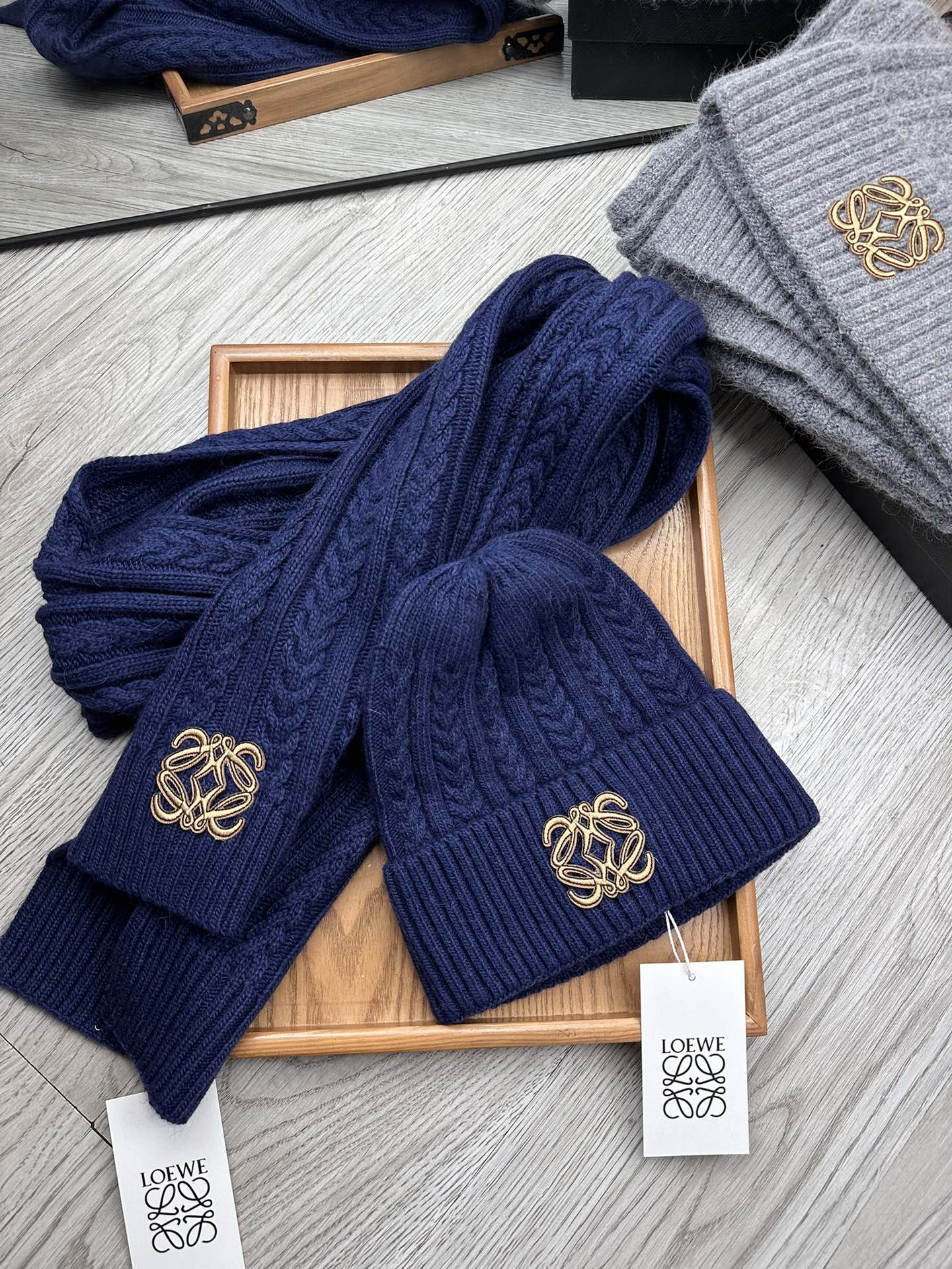 🌹。Loewe。【羊毛套装帽子】经典套装帽子！帽子➕围巾！材质：70%羊毛➕30%兔毛。暖暖哒超级舒服～冬日小姐姐减龄神