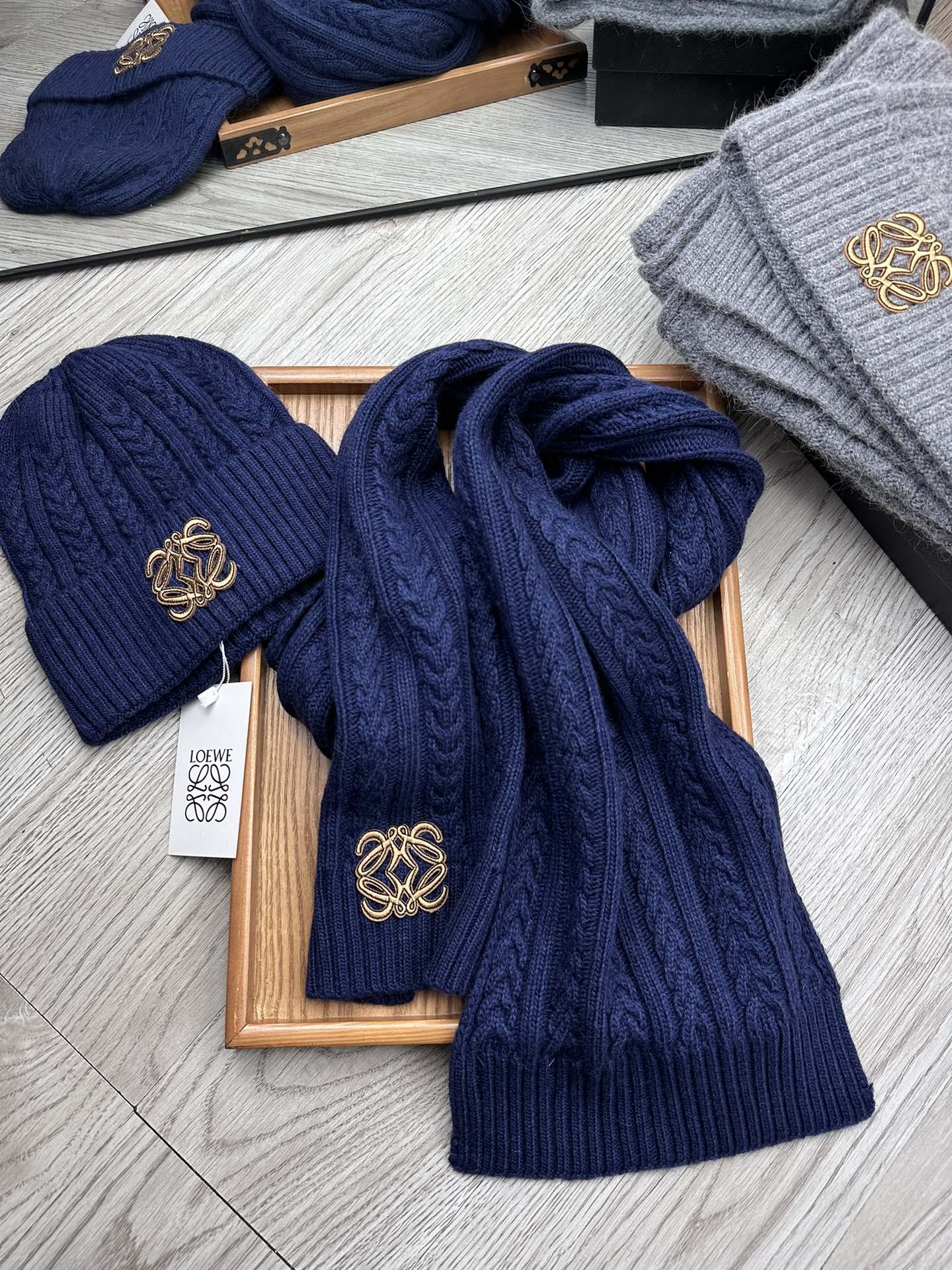 🌹。Loewe。【羊毛套装帽子】经典套装帽子！帽子➕围巾！材质：70%羊毛➕30%兔毛。暖暖哒超级舒服～冬日小姐姐减龄神