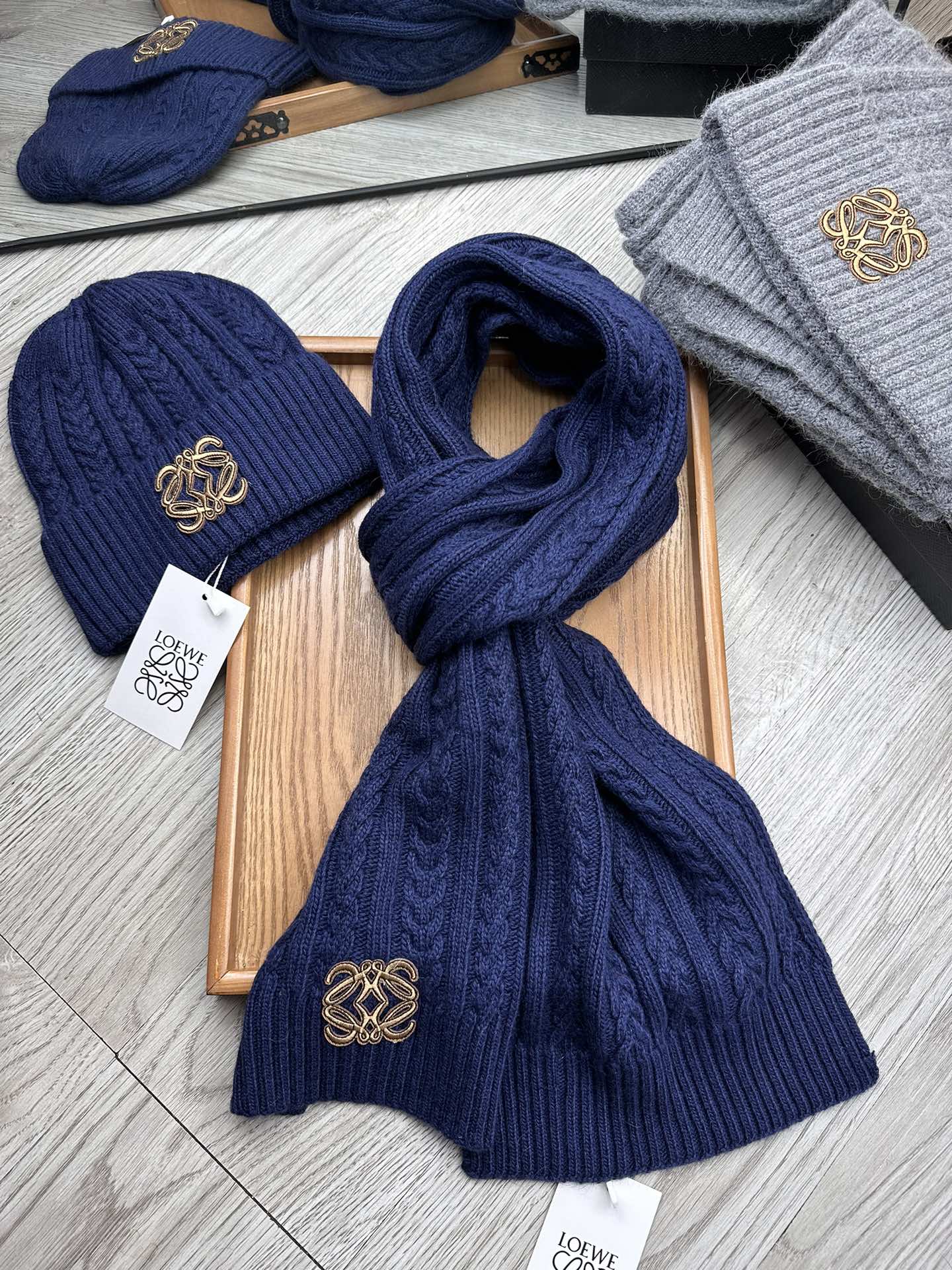 🌹。Loewe。【羊毛套装帽子】经典套装帽子！帽子➕围巾！材质：70%羊毛➕30%兔毛。暖暖哒超级舒服～冬日小姐姐减龄神