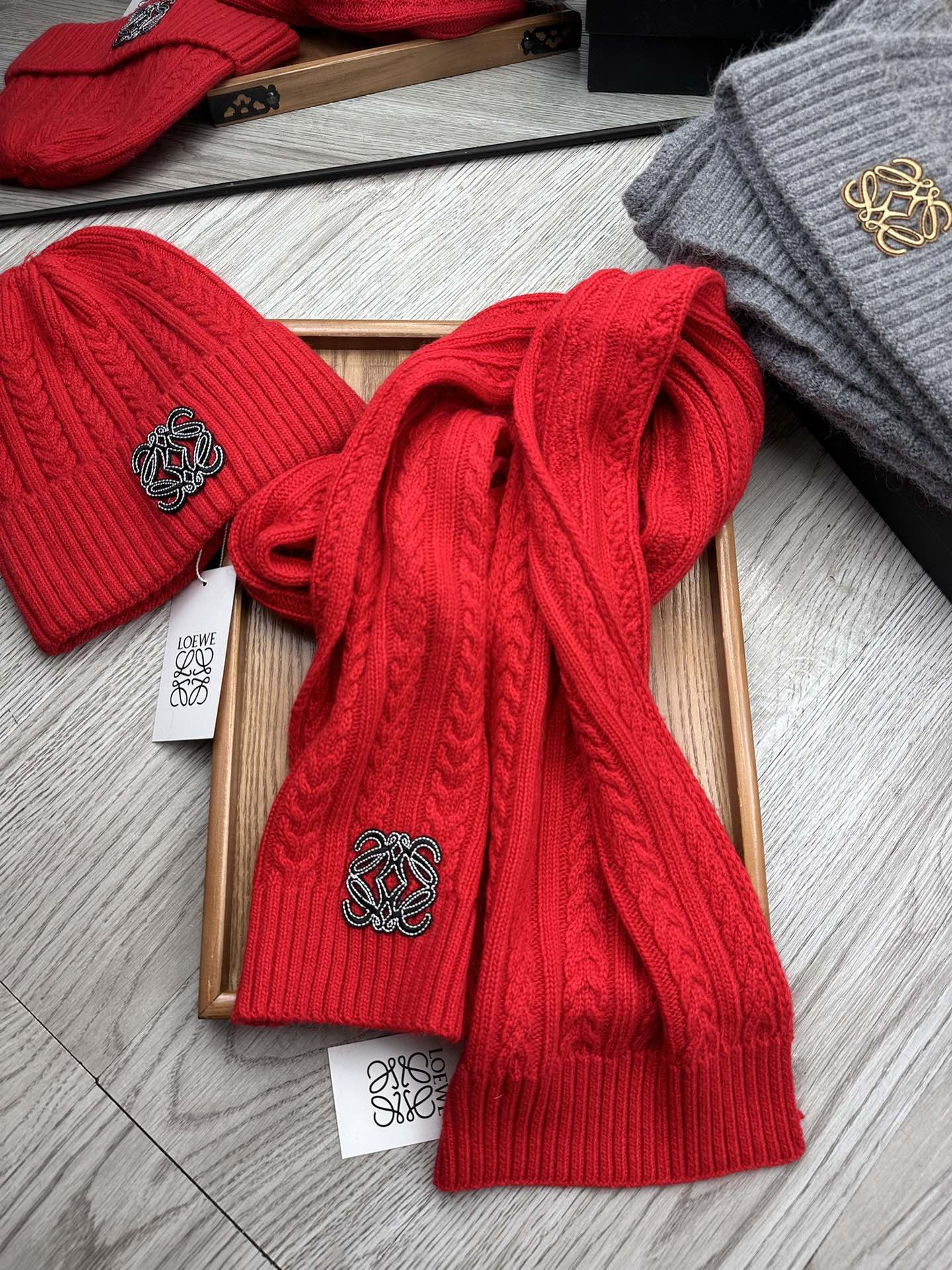 🌹。Loewe。【羊毛套装帽子】经典套装帽子！帽子➕围巾！材质：70%羊毛➕30%兔毛。暖暖哒超级舒服～冬日小姐姐减龄神